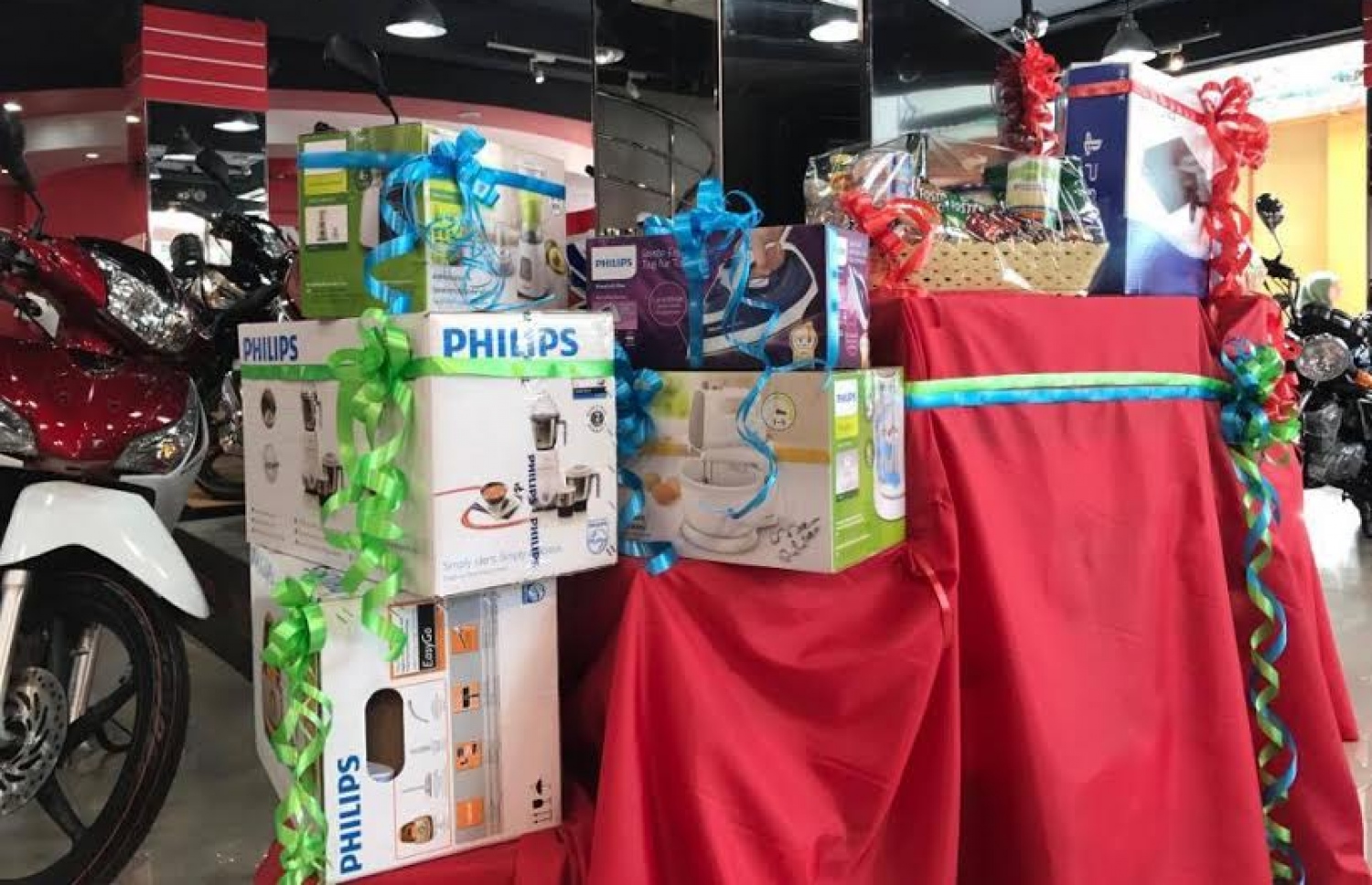 ޝީޝާ އިން ރޯދައާ ދިމާކޮށް ކުރިޔަށް ގެންދާ ޕްރޮމޯޝަންގެ ދަށުން ދޭ ހަދިޔާތަކެއް ޝޯރޫމްގައި ބަހައްޓާފައި. މިފަހަރުގެ ޕްރޮމޯޝަނަކީ ވަރަށް ހާއްސަ ޕްރޮމޯޝަނެއް. ފޮޓޯ: ޝީޝާ