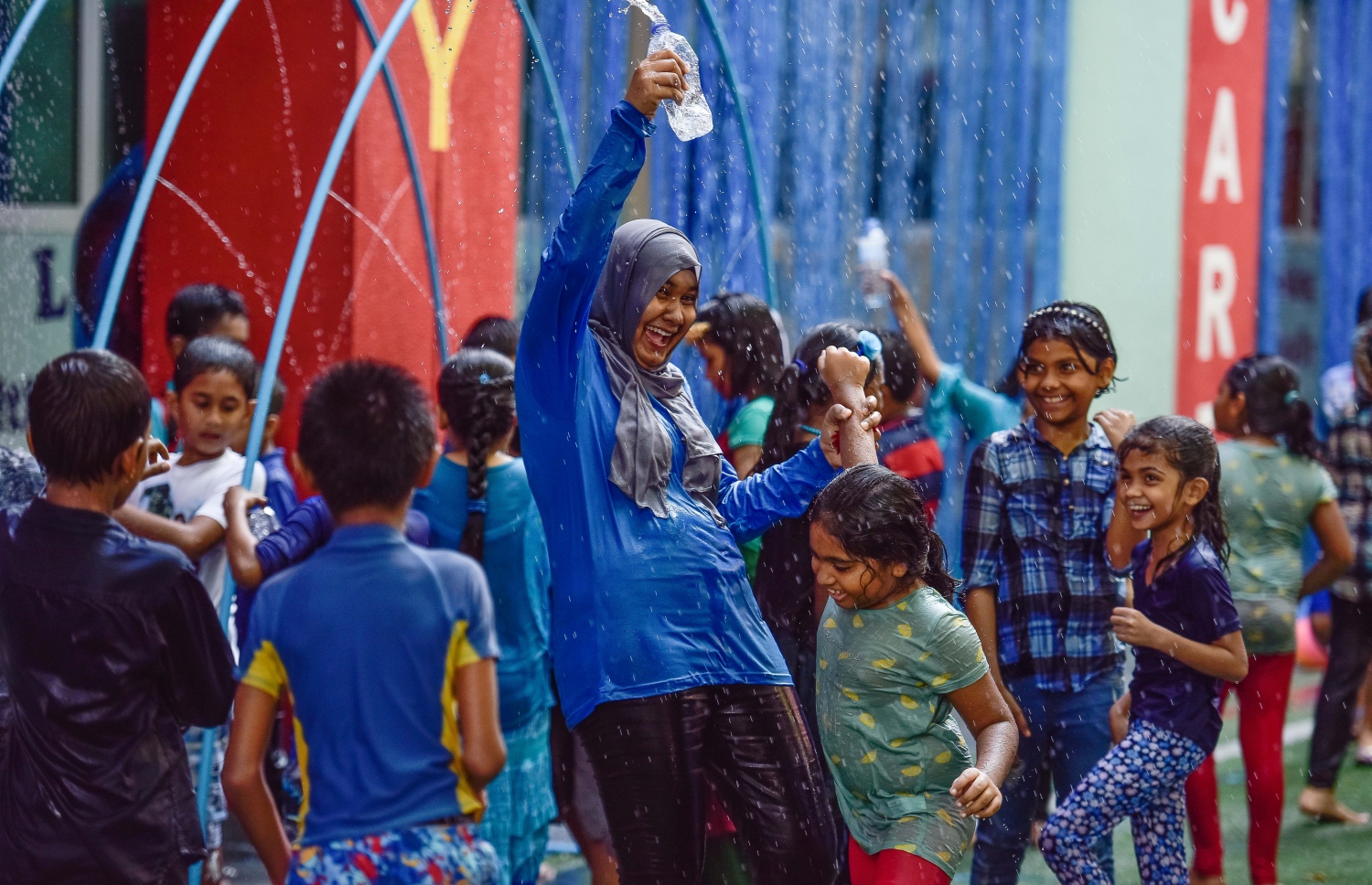 މާލެ: މެއި 10، 2017: މަޖީދިއްޔާ ސްކޫލުގައި ކުޑަކުދިންގެ ދުވަސް ފާހަގަ ކުރުމުގު ގޮތުން މިއަދު ހިންގި ބެއެއް ހަރަކާތްތަކުގެ ތެރެއިން  ކުޑަކުދިންތަކެއް ކުޅެނީ --. ފޮޓޯ:ނިޝާން އަލީ/މިހާރު