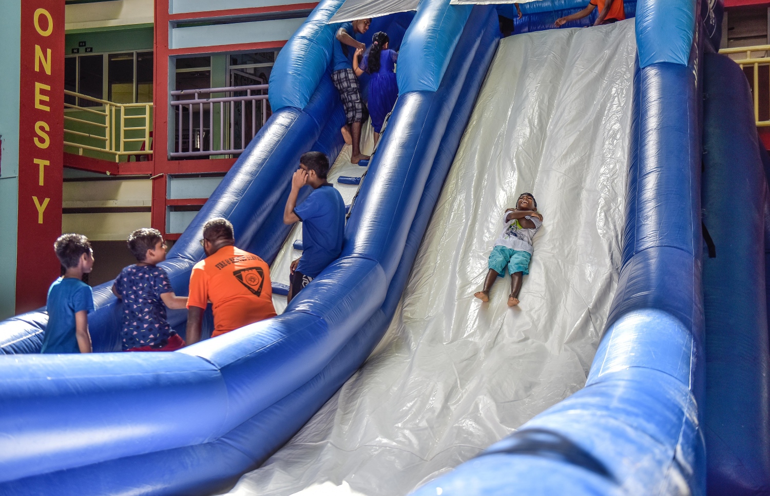 މާލެ: މެއި 10، 2017: މަޖީދިއްޔާ ސްކޫލުގައި ކުޑަކުދިންގެ ދުވަސް ފާހަގަ ކުރުމުގު ގޮތުން މިއަދު ހިންގި ބެއެއް ހަރަކާތްތަކުގެ ތެރެއިން  ކުޑަކުދިންތަކެއް ކުޅެނީ --. ފޮޓޯ:ނިޝާން އަލީ/މިހާރު