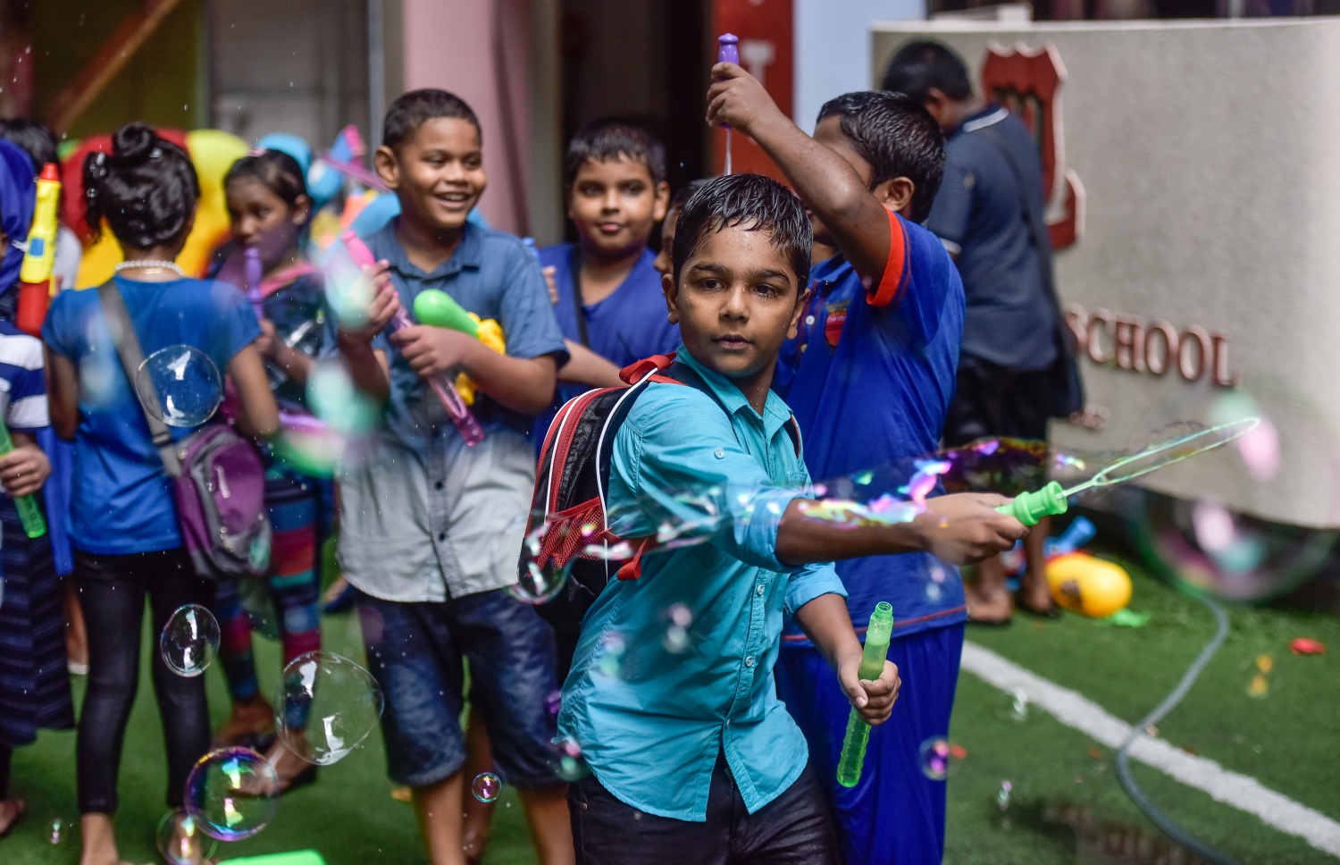 މާލެ: މެއި 10، 2017: މަޖީދިއްޔާ ސްކޫލުގައި ކުޑަކުދިންގެ ދުވަސް ފާހަގަ ކުރުމުގު ގޮތުން މިއަދު ހިންގި ބެއެއް ހަރަކާތްތަކުގެ ތެރެއިން  ކުޑަކުދިންތަކެއް ކުޅެނީ --. ފޮޓޯ:ނިޝާން އަލީ/މިހާރު
