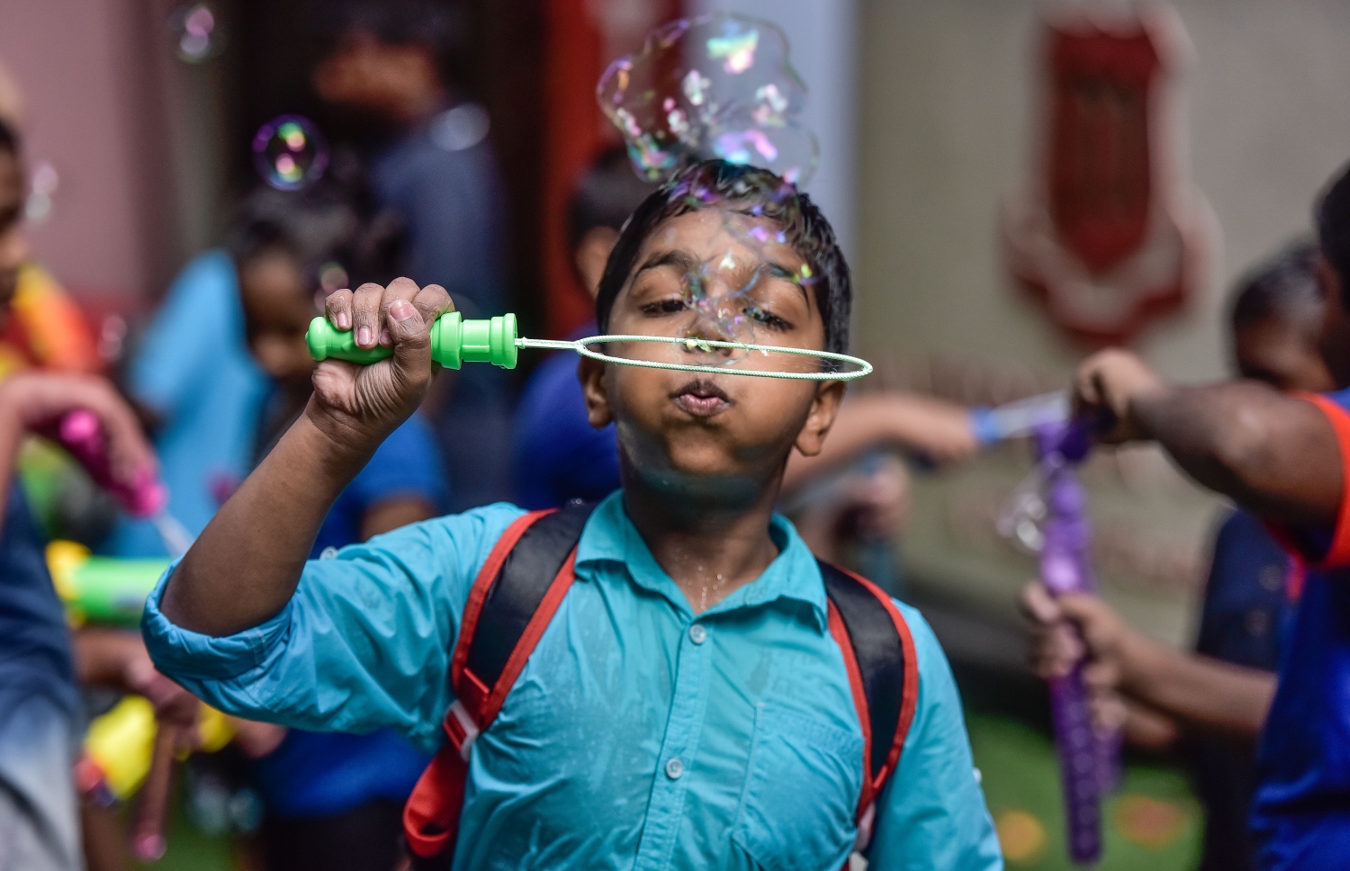 މާލެ: މެއި 10، 2017: މަޖީދިއްޔާ ސްކޫލުގައި ކުޑަކުދިންގެ ދުވަސް ފާހަގަ ކުރުމުގު ގޮތުން މިއަދު ހިންގި ބެއެއް ހަރަކާތްތަކުގެ ތެރެއިން  ކުޑަކުއްޖަކު ކުޅެނީ --. ފޮޓޯ:ނިޝާން އަލީ/މިހާރު