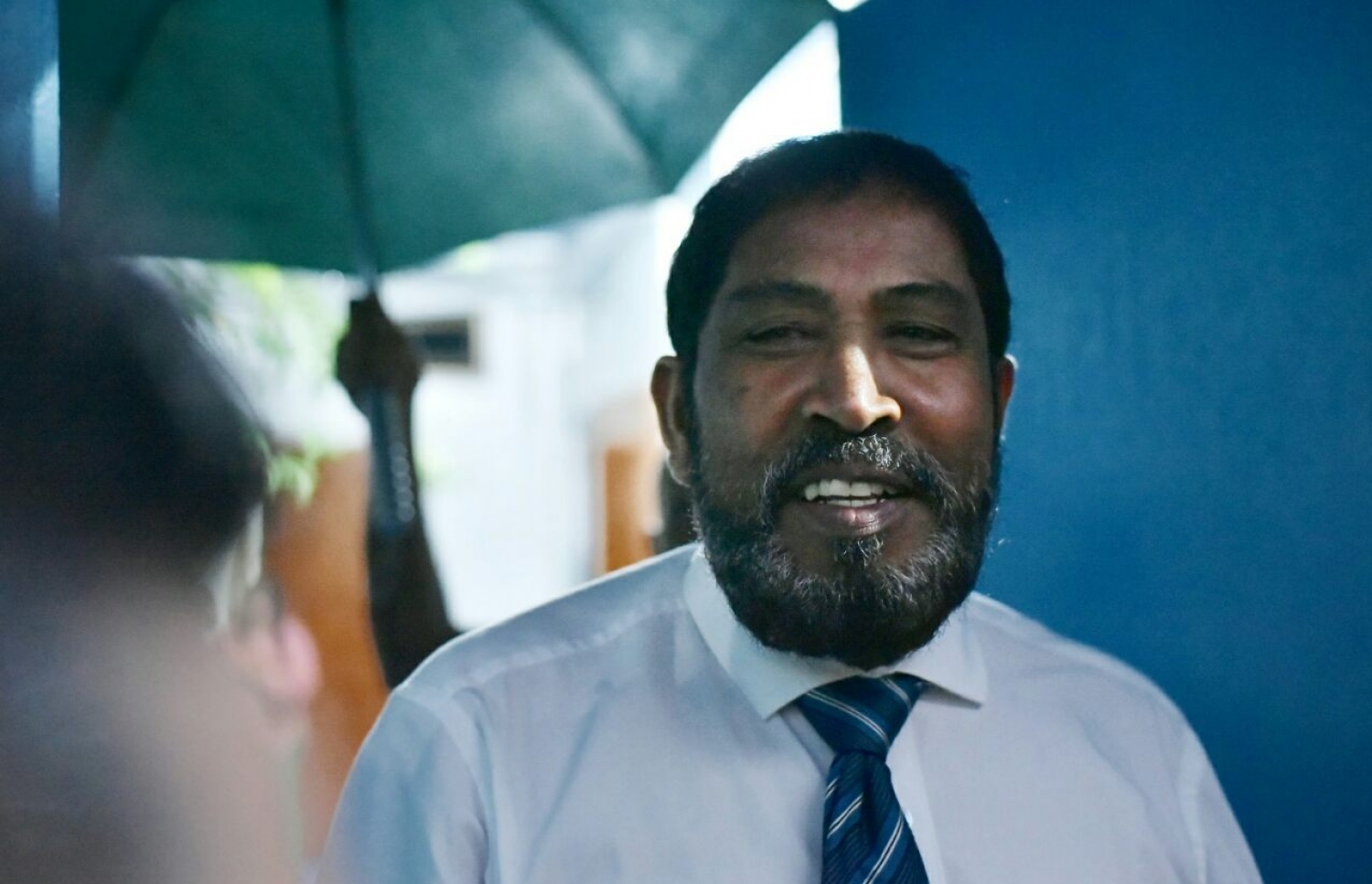 ކްރިމިނަލް ކޯޓުން ގާސިމް އިއްޔެ މިނިވަން ކުރުމުން އޭނާގެ ގެ މާފަންނުވިލާ ދޮރުމަތީގައި މަޑުކޮށްލައްވައިގެން.---މިހާރު ފޮޓޯ: ހުސެއިން ވަހީދު