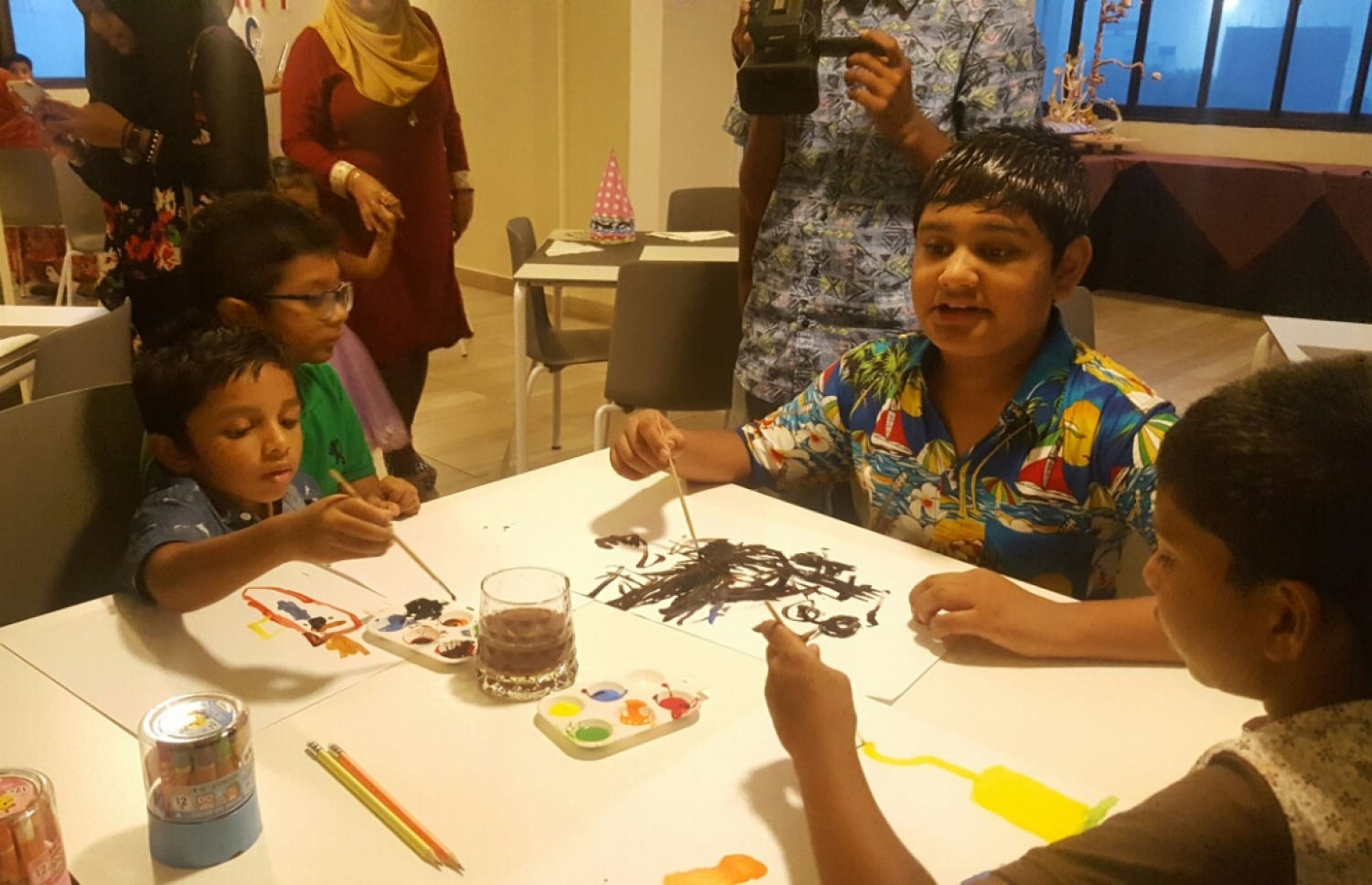 އޯޓިސްޓިކް ކުދިންނާއެކު ކުޑަކުދިންގެ ދުވަސް ފާހަގަކުރަން ޗަމްޕާ ސެންޓްރަލް ހޮޓެލްގައި މިއަދު ބޭއްވި ހަފުލާގައި، އޯޓިސްޓިކް ކުދިންތަކެއް ކުރަހަނީ: