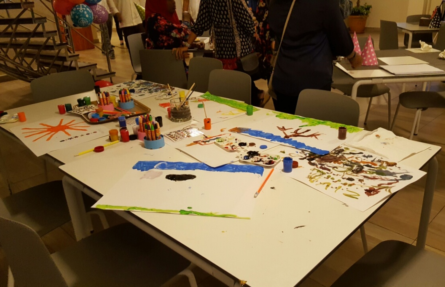 ކުޑަކުދިންގެ ދުވަސް ފާހަގަކުރަން ޗަމްޕާ ސެންޓްރަލް ހޮޓެލްގައި މިއަދު ބޭއްވި ހަފުލާގައި، އޯޓިސްޓިކް ކުދިން ކުރަހާފައިވާ ބައެއް މަންޒަރު