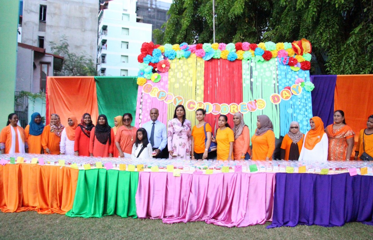 ކުޑަކުދިންގެ ދުވަސް ފާހަގަކުރަން އަމީނިއްޔާ ސްކޫލުން ހެންވޭރު ދަނޑުގައި ބޭއްވި ހަރަކާތުގައި އެޑިއުކޭޝަން މިނިސްޓަރު ޑރ: އާއިޝަތު ޝިހާމް (މ) އަދި އެމްއޭސީއެލްގެ މެނޭޖިން ޑިރެކްޓަރު އާދިލް، އެ ސްކޫލުގެ މުވައްޒަފުންނާއެކު ފޮޓޯއަކަށް ހުއްޓިވަޑައިގެން: ފޮޓޯ: އެޑިއުކޭޝަން މިނިސްޓްރީ