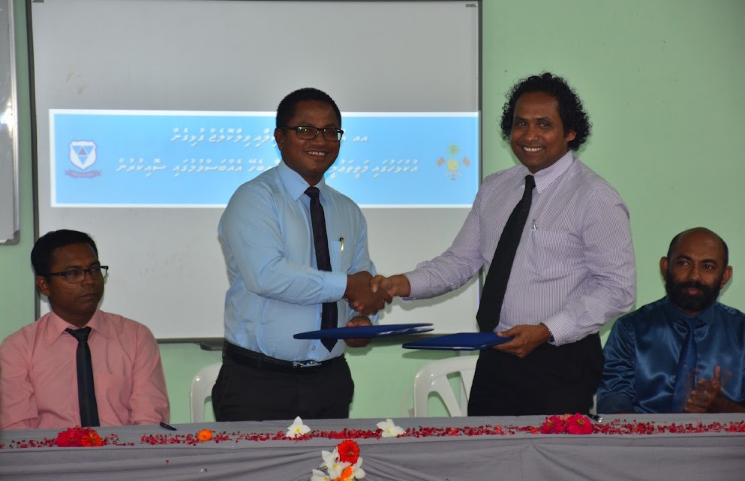 އުކުޅަހުގައި ވިލާ ކޮލެޖުގެ ކޯސްތައް ހިންގުމުގެ އެއްބަސްވުމުގައި ސޮއިކުރެއްވުމަށްފަހު އެއްބަސްވުން ބަދަލުކުރައްވަނީ.-- ފޮޓޯ: ވިލާ ކޮލެޖު