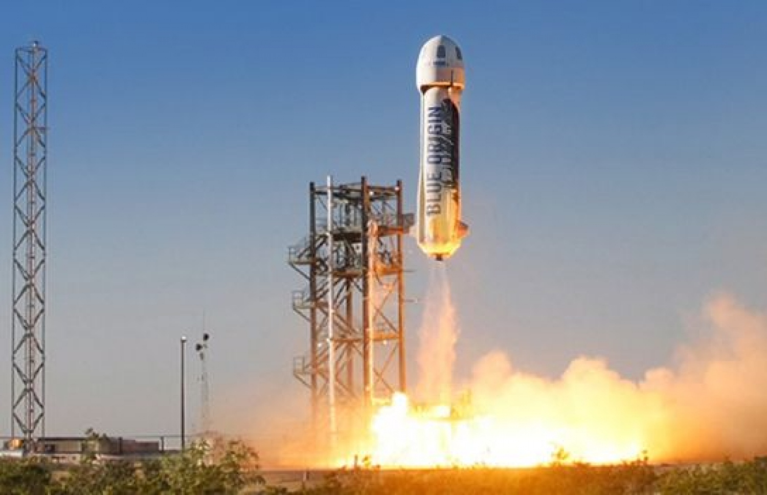 ސްޕޭސް އެކްސްގެ ވާދަވެރި ބްލޫ އޮރިޖިން އިން ރޮކެޓް ޓެސްޓެއް ކުރަނީ.