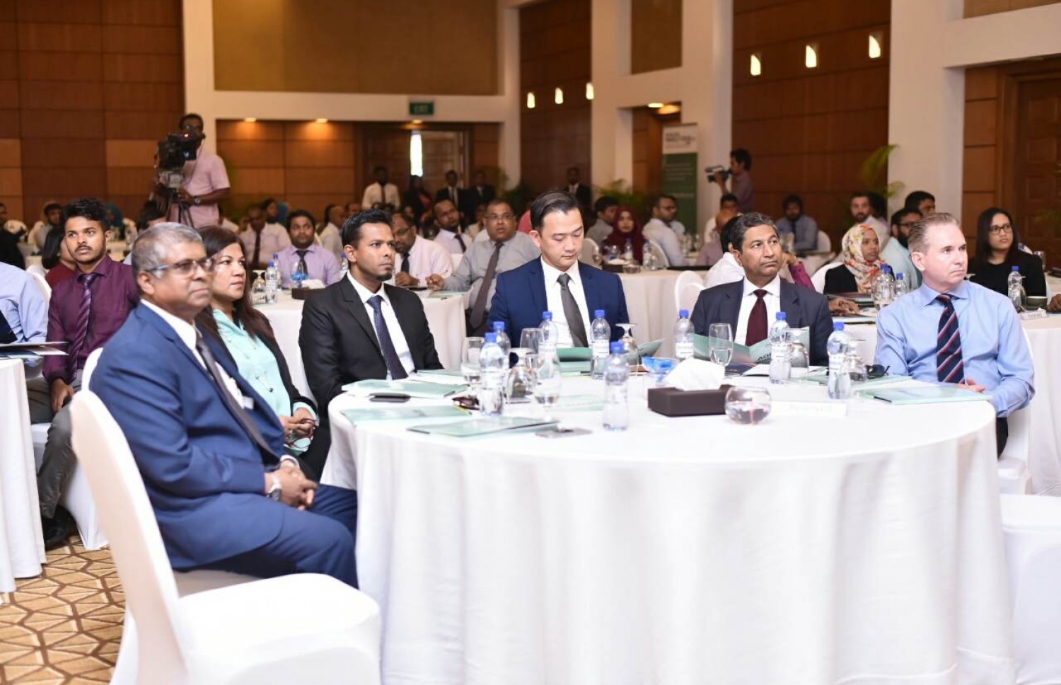 ޕެންޝަން އޮފީހުން މިއަދު ފެށި ފައިނޭންސް ފޯރަމްގައި އޮޑިޓަ ޖެނެރަލް ހަސަން ޒިޔަތާއި ޕެންޝަން އޮފީހުގެ އިސް ވެރިން ބައިވެރިވެވަޑައިގަންނަވަނީ --ފޮޓޯ: ހުސެއިން ވަހީދު /މިހާރު