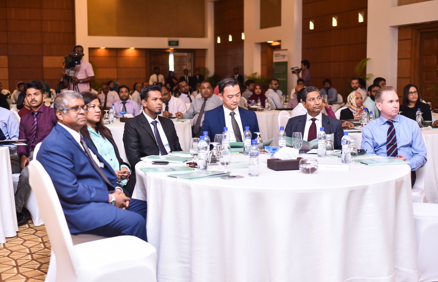 ކުރުނބާ މޯލްޑިވްސް: މޭ 11، 2017- ޕެންޝަން އޮފީހުން އިންތިޒާމްކޮށް ފެށި ފައިނޭންސް ފޯރަމް ހުޅުވުމުގެ ރަސްމިއްޔާތު: މި ފޯރަމް ހުޅުވުމުގެ ރަސްމިއްޔާތުގައި ވާހަކަ ދައްކަވަމުން، އޮޑިޓަ ޖެނެރަލް ހަސަން ޒިޔަތު ވިދާޅުވީ، ރާއްޖޭގައި އިންވެސްޓްމަންޓްތައް އިތުރުކޮށް، އެކަމަށް މަގު ފަހިކުރަން ހިންގުމުގެ ނިޒާމަށް ބަދަލުތަކެއް ގެންނަން ޖެހިފައިވާ ކަމަށް.---މިހާރު ފޮޓޯ: ހުސެއިން ވަހީދު