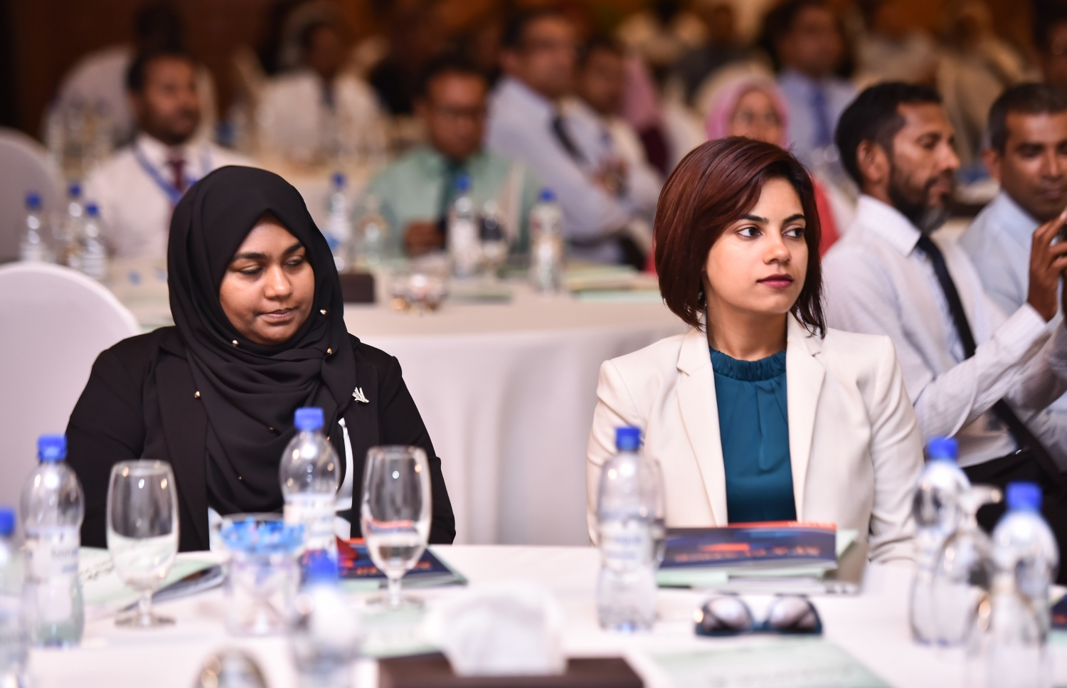 ކުރުނބާ މޯލްޑިވްސް: މޭ 11، 2017- ޕެންޝަން އޮފީހުން އިންތިޒާމްކޮށް ފެށި ފައިނޭންސް ފޯރަމް ހުޅުވުމުގެ ރަސްމިއްޔާތު: މި ފޯރަމް ހުޅުވުމުގެ ރަސްމިއްޔާތުގައި ވާހަކަ ދައްކަވަމުން، އޮޑިޓަ ޖެނެރަލް ހަސަން ޒިޔަތު ވިދާޅުވީ، ރާއްޖޭގައި އިންވެސްޓްމަންޓްތައް އިތުރުކޮށް، އެކަމަށް މަގު ފަހިކުރަން ހިންގުމުގެ ނިޒާމަށް ބަދަލުތަކެއް ގެންނަން ޖެހިފައިވާ ކަމަށް.---މިހާރު ފޮޓޯ: ހުސެއިން ވަހީދު