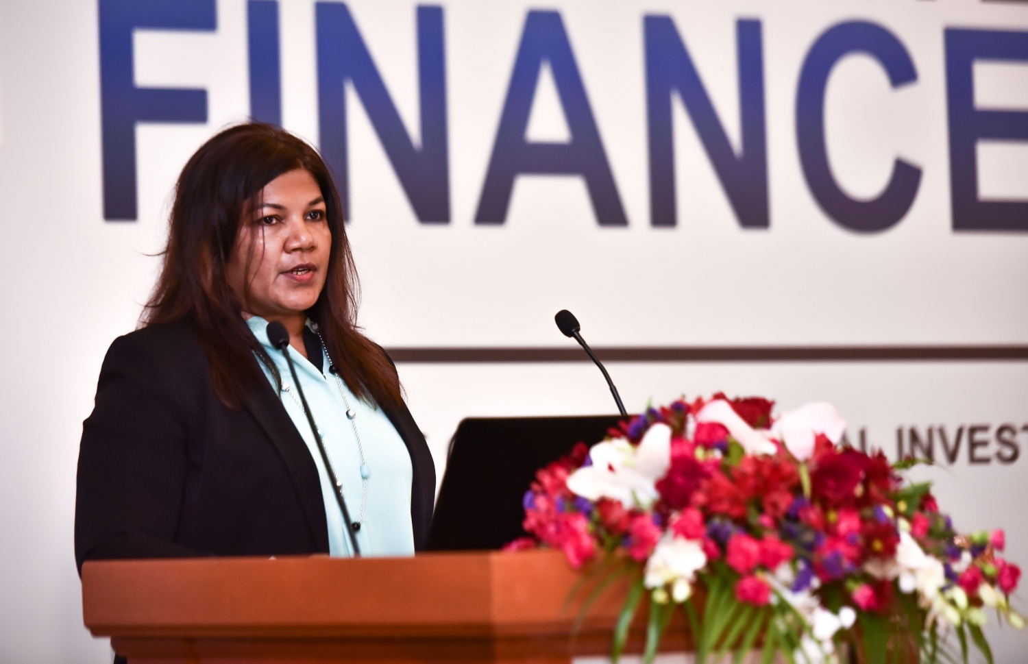 ކުރުނބާ މޯލްޑިވްސް: މޭ 11، 2017- ޕެންޝަން އޮފީހުން އިންތިޒާމްކޮށް ފެށި ފައިނޭންސް ފޯރަމް ހުޅުވުމުގެ ރަސްމިއްޔާތު: މި ފޯރަމް ހުޅުވުމުގެ ރަސްމިއްޔާތުގައި ވާހަކަ ދައްކަވަމުން، އޮޑިޓަ ޖެނެރަލް ހަސަން ޒިޔަތު ވިދާޅުވީ، ރާއްޖޭގައި އިންވެސްޓްމަންޓްތައް އިތުރުކޮށް، އެކަމަށް މަގު ފަހިކުރަން ހިންގުމުގެ ނިޒާމަށް ބަދަލުތަކެއް ގެންނަން ޖެހިފައިވާ ކަމަށް.---މިހާރު ފޮޓޯ: ހުސެއިން ވަހީދު