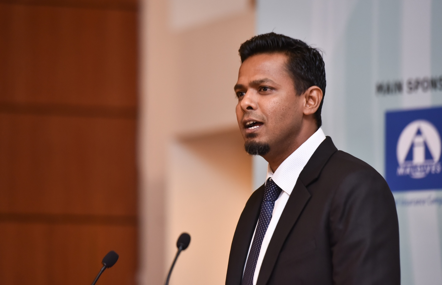 ކުރުނބާ މޯލްޑިވްސް: މޭ 11، 2017- ޕެންޝަން އޮފީހުން އިންތިޒާމްކޮށް ފެށި ފައިނޭންސް ފޯރަމް ހުޅުވުމުގެ ރަސްމިއްޔާތުގައި އޮޑިޓަ ޖެނެރަލް ހަސަން ޒިޔަތު ވާހަކަ ދައްކަވަނީ: އޭނާ ވިދާޅުވީ، ރާއްޖޭގައި އިންވެސްޓްމަންޓްތައް އިތުރުކޮށް، އެކަމަށް މަގު ފަހިކުރަން ހިންގުމުގެ ނިޒާމަށް ބަދަލުތަކެއް ގެންނަން ޖެހިފައިވާ ކަމަށް.---މިހާރު ފޮޓޯ: ހުސެއިން ވަހީދު