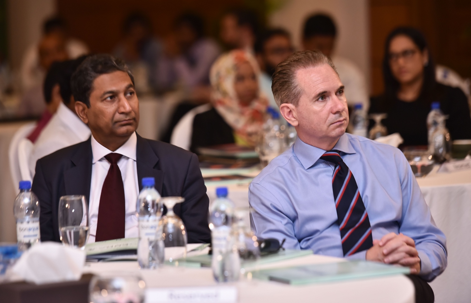 ކުރުނބާ މޯލްޑިވްސް: މޭ 11، 2017- ޕެންޝަން އޮފީހުން އިންތިޒާމްކޮށް ފެށި ފައިނޭންސް ފޯރަމް ހުޅުވުމުގެ ރަސްމިއްޔާތު: މި ފޯރަމް ހުޅުވުމުގެ ރަސްމިއްޔާތުގައި ވާހަކަ ދައްކަވަމުން، އޮޑިޓަ ޖެނެރަލް ހަސަން ޒިޔަތު ވިދާޅުވީ، ރާއްޖޭގައި އިންވެސްޓްމަންޓްތައް އިތުރުކޮށް، އެކަމަށް މަގު ފަހިކުރަން ހިންގުމުގެ ނިޒާމަށް ބަދަލުތަކެއް ގެންނަން ޖެހިފައިވާ ކަމަށް.---މިހާރު ފޮޓޯ: ހުސެއިން ވަހީދު