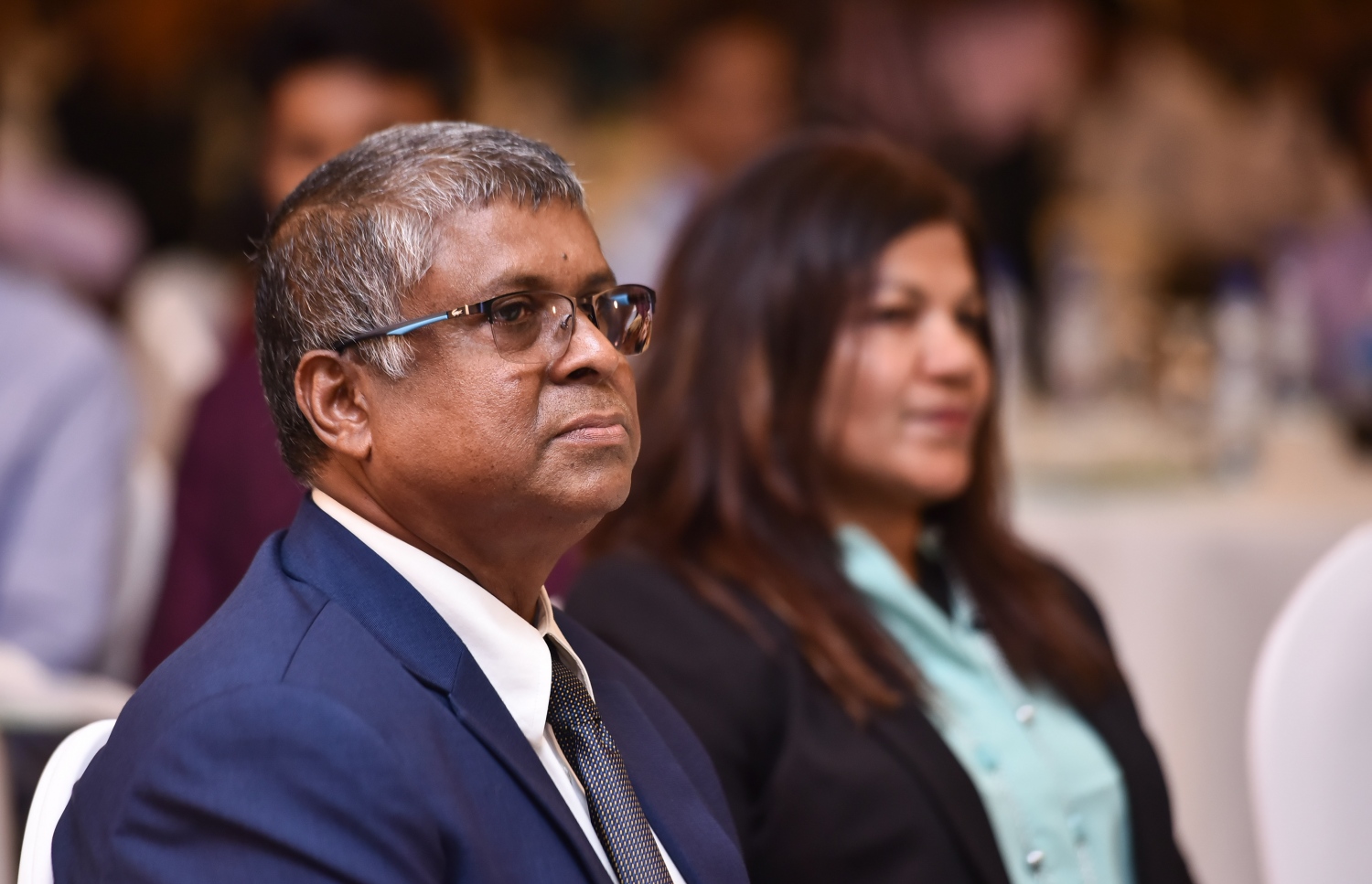 ކުރުނބާ މޯލްޑިވްސް: މޭ 11، 2017- ޕެންޝަން އޮފީހުން އިންތިޒާމްކޮށްގެން ބާއްވާ ފައިނޭންސް ފޯރަމްގެ ބައެއް ބައިވެރިން: މި ފޯރަމް ހުޅުވުމުގެ ރަސްމިއްޔާތުގައި ވާހަކަ ދައްކަވަމުން، އޮޑިޓަ ޖެނެރަލް ހަސަން ޒިޔަތު ވިދާޅުވީ، ރާއްޖޭގައި އިންވެސްޓްމަންޓްތައް އިތުރުކޮށް، އެކަމަށް މަގު ފަހިކުރަން ހިންގުމުގެ ނިޒާމަށް ބަދަލުތަކެއް ގެންނަން ޖެހިފައިވާ ކަމަށް.---މިހާރު ފޮޓޯ: ހުސެއިން ވަހީދު