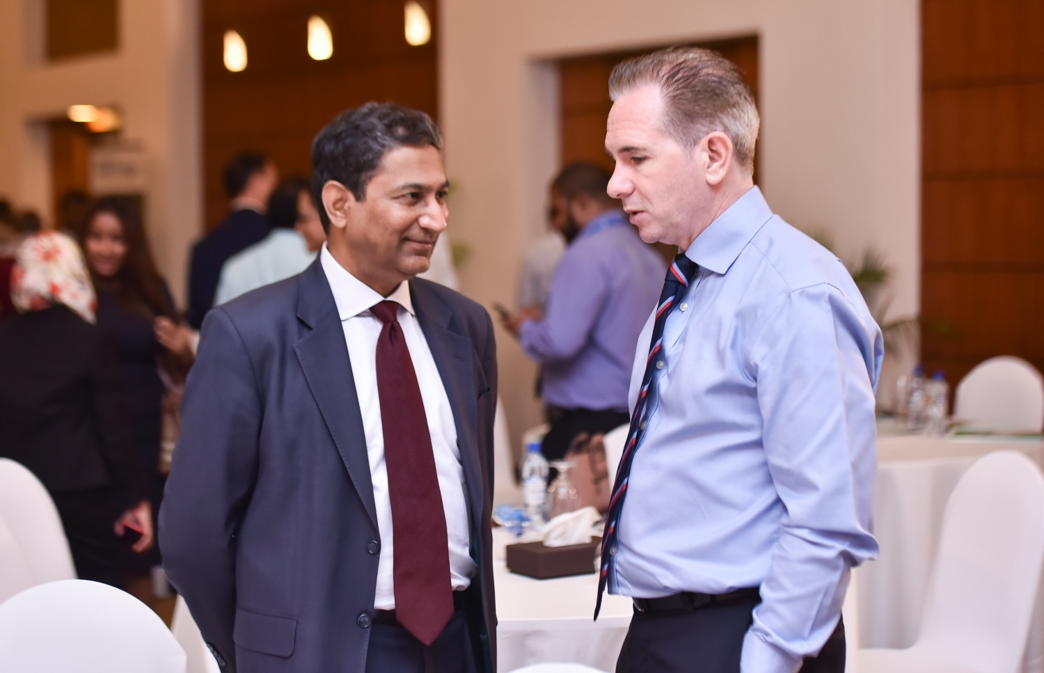 ކުރުނބާ މޯލްޑިވްސް: މޭ 11، 2017- ޕެންޝަން އޮފީހުން އިންތިޒާމްކޮށް ފައިނޭންސް ފޯރަމްގެ ބައެއް ބައިވެރިން: މި ފޯރަމް ހުޅުވުމުގެ ރަސްމިއްޔާތުގައި ވާހަކަ ދައްކަވަމުން، އޮޑިޓަ ޖެނެރަލް ހަސަން ޒިޔަތު ވިދާޅުވީ، ރާއްޖޭގައި އިންވެސްޓްމަންޓްތައް އިތުރުކޮށް، އެކަމަށް މަގު ފަހިކުރަން ހިންގުމުގެ ނިޒާމަށް ބަދަލުތަކެއް ގެންނަން ޖެހިފައިވާ ކަމަށް.---މިހާރު ފޮޓޯ: ހުސެއިން ވަހީދު