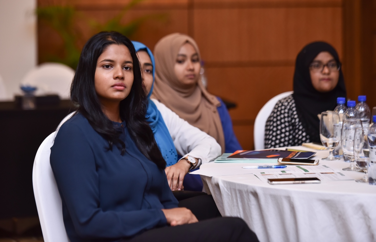 ކުރުނބާ މޯލްޑިވްސް: މޭ 11، 2017- ޕެންޝަން އޮފީހުން އިންތިޒާމްކޮށްގެން ބާއްވާ ފައިނޭންސް ފޯރަމްގެ ބައެއް ބައިވެރިން: މި ފޯރަމް ހުޅުވުމުގެ ރަސްމިއްޔާތުގައި ވާހަކަ ދައްކަވަމުން، އޮޑިޓަ ޖެނެރަލް ހަސަން ޒިޔަތު ވިދާޅުވީ، ރާއްޖޭގައި އިންވެސްޓްމަންޓްތައް އިތުރުކޮށް، އެކަމަށް މަގު ފަހިކުރަން ހިންގުމުގެ ނިޒާމަށް ބަދަލުތަކެއް ގެންނަން ޖެހިފައިވާ ކަމަށް.---މިހާރު ފޮޓޯ: ހުސެއިން ވަހީދު