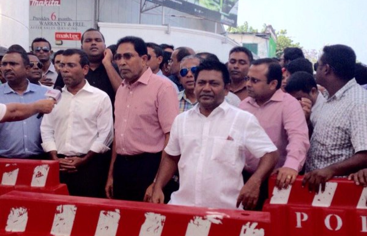 ހައި ކޯޓުގައި ޝަރީއަތެއް ކުރިއަށް ގެންދާއިރު، ކުރީގެ ރައީސް ނަޝީދާއި ގާސިމް އަދި ސިޔާސީ އެހެން ބޭފުޅުން އެ ކޯޓު ހިމެނޭ ސަރަހައްދުގައި މަޑުކޮށްލައްވައިގެން.