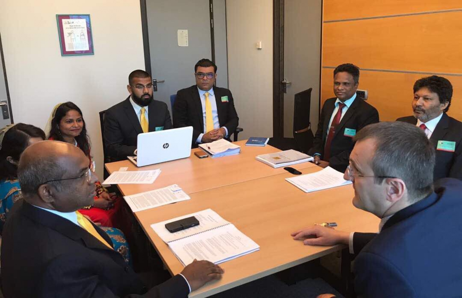 ގުޅިފައިވާ ޕާޓީތަކުގެ އިސް ބޭފުޅުންތަކެއް އީޔޫގެ މެމްބަރަކާ ބައްދަލު ކުރައްވަނީ. - ފޮޓޯ: ޝާހިދު ޓުވިޓާ