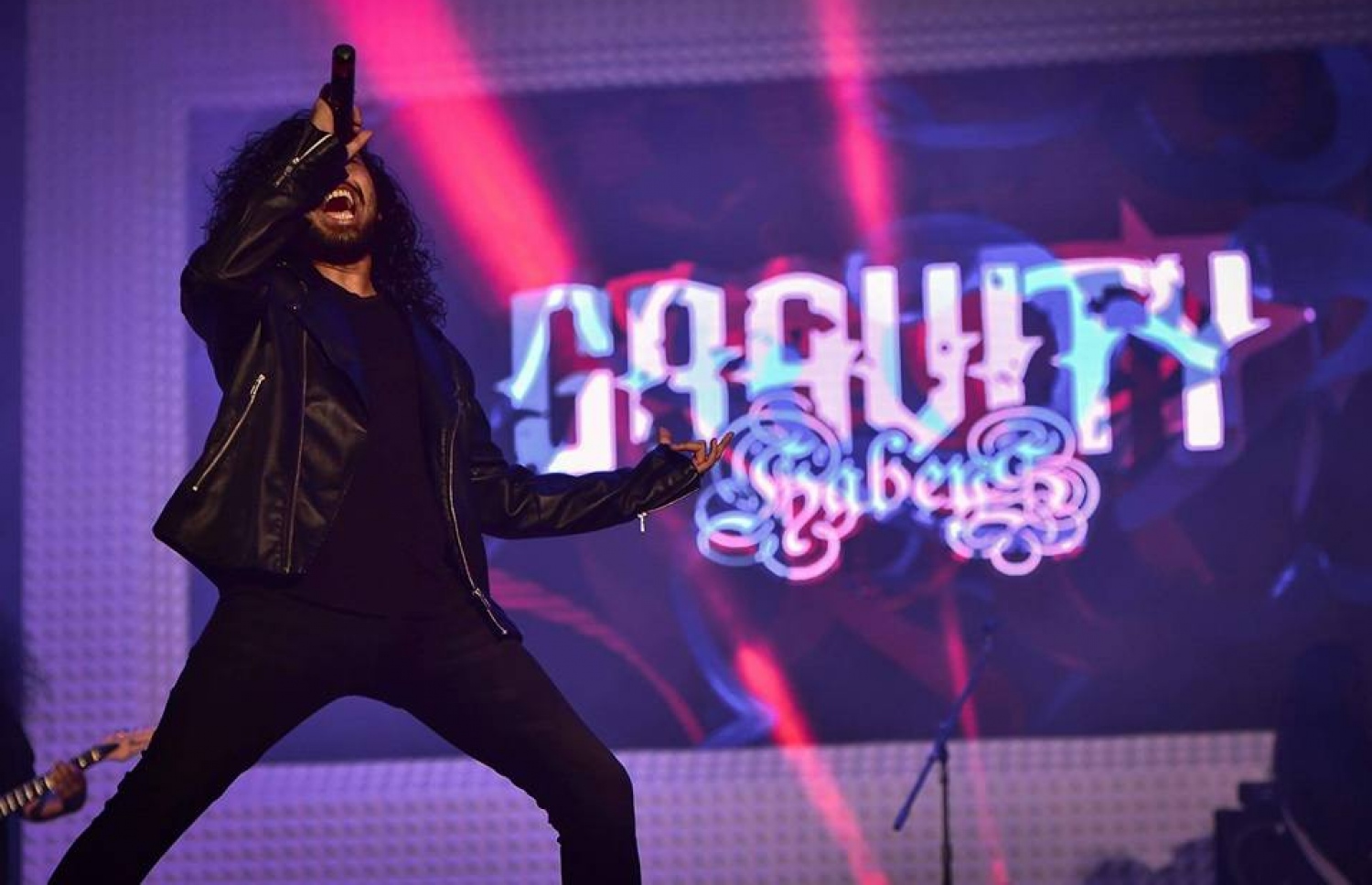 މުއައްޒިން ޝޯއެއްގައި ލަވަ ކިޔަނީ: އޭނާގެ ސޯލޯ އަލްބަމް ވަރަށް އަވަހަށް ނެރޭނެ.