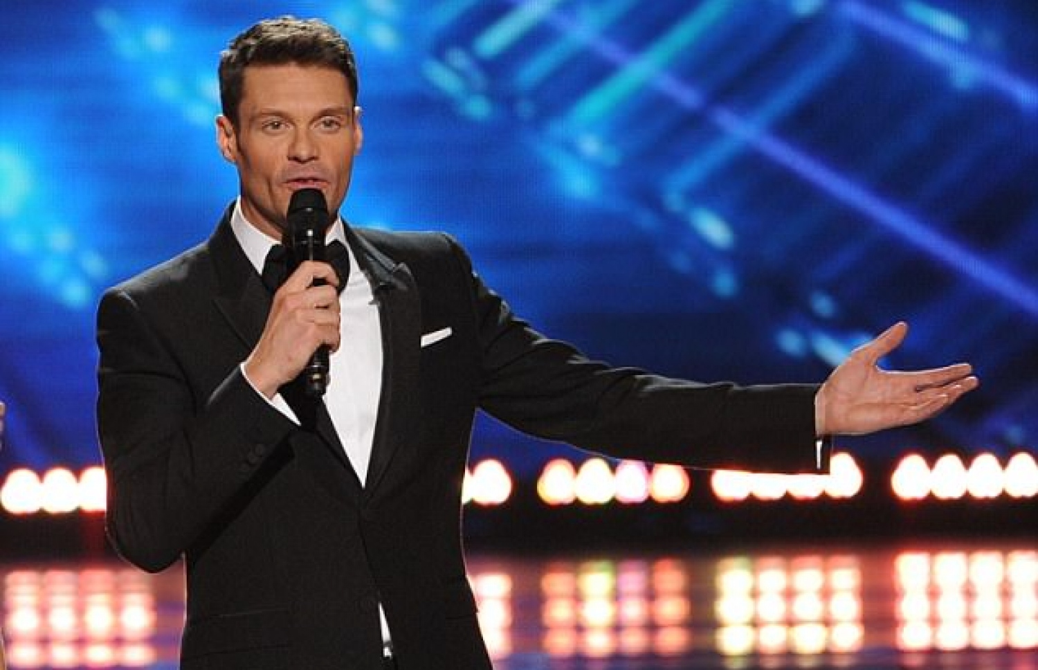 އެމެރިކަން އައިޑޮލްގެ ހޯސްޓް ރަޔަން: އޭބީސީ ގެނެސްދޭ ޝޯގެ ހޯސްޓަކީ ވެސް އޭނާ ކަމަށްވޭ.