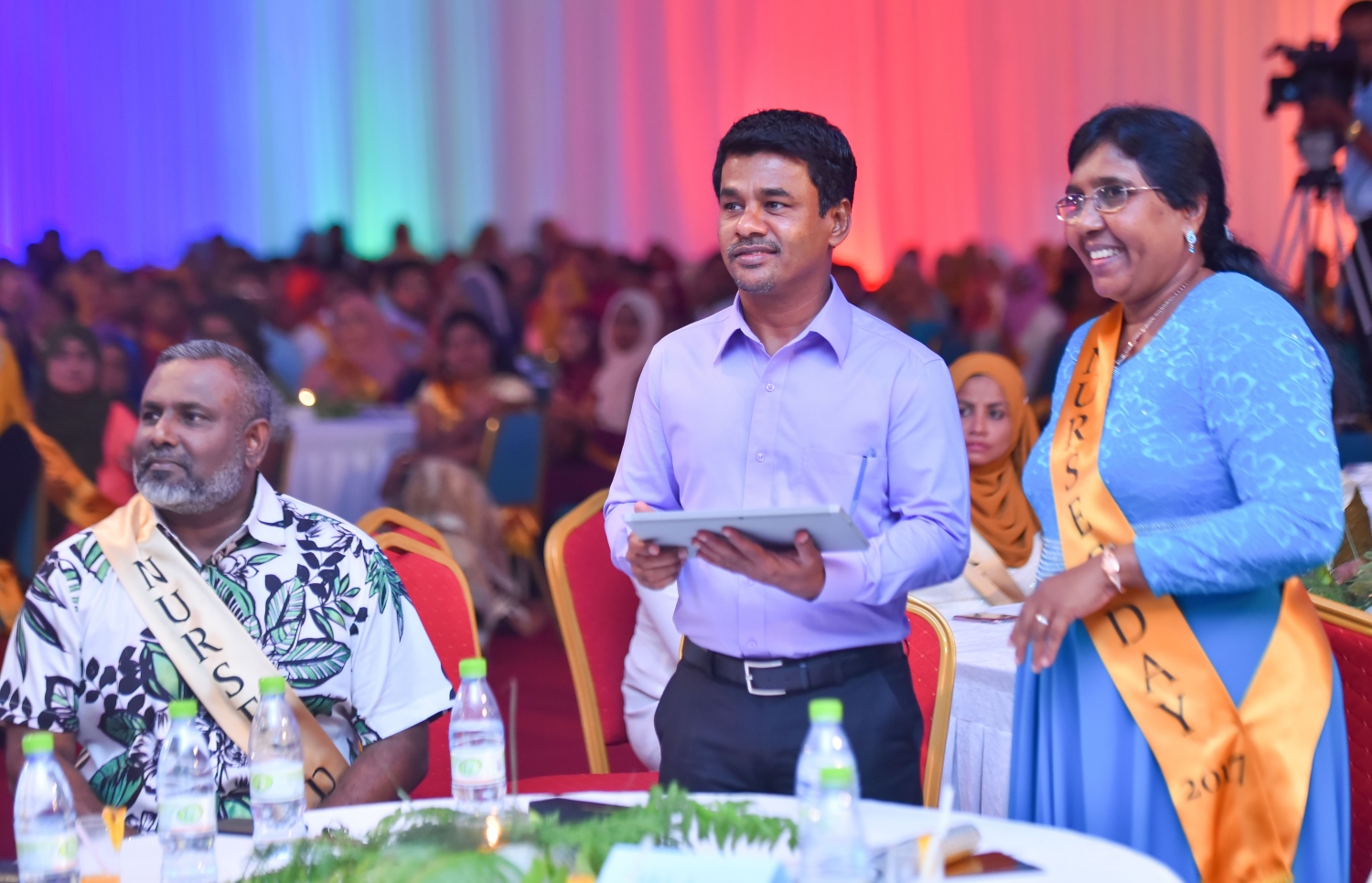 މާލެ: މޭ 12، 2017- ބައިނަލްއަގްވާމީ ނަރުހުންގެ ދުވަސް ފާހަގަކުރުމަށް ބޭއްވި ޖަލްސާގެ ތެރެއިން: މި ހަފުލާގައި ވަނީ ނަރުހުންގެ ޚިދުމަތުގައި ގިނަ ދުވަސްތަކެއް ހޭދަކުރި މީހުންގެ އަގުވަޒަންކޮށް އެ މީހުންނަށް އިނާމާއި ހަނދާނީ ފިލާ ދީފައި.---މިހާރު ފޮޓޯ: ހުސެއިން ވަހީދު