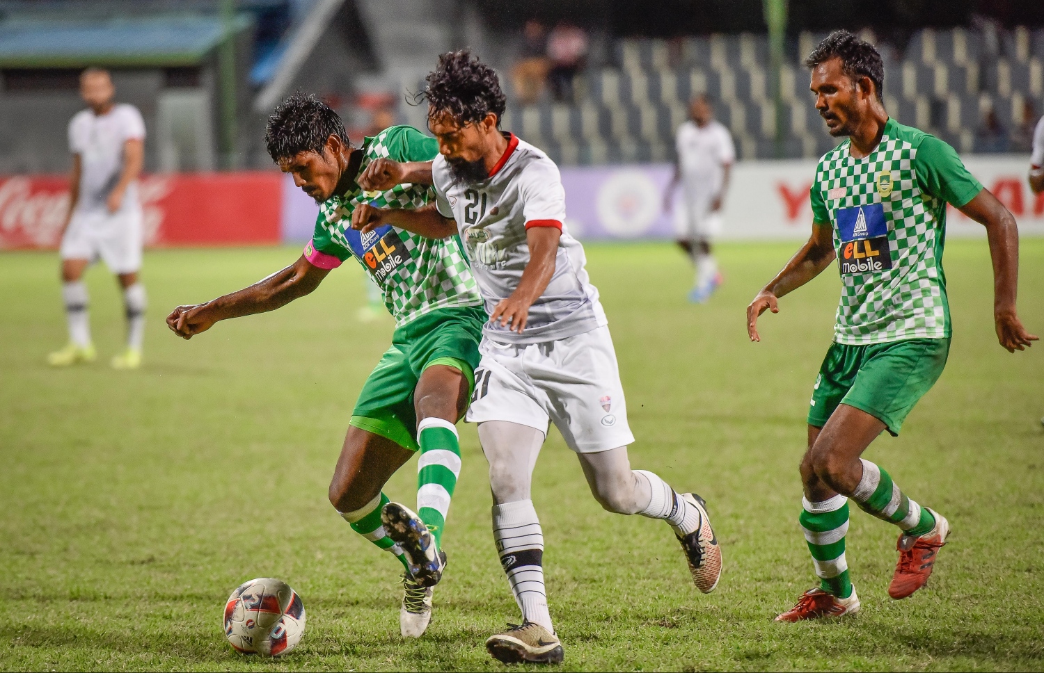 މާޒިޔާގެ ކެޕްޓަން އަސަދުﷲ (ވ) އަތުން ބޯޅަ ހޯދަން ޓީސީގެ އައްޒާމް މަސައްކަތްކުރަނީ. --ފޮޓޯ: ނިޝާން އަލީ/ މިހާރު