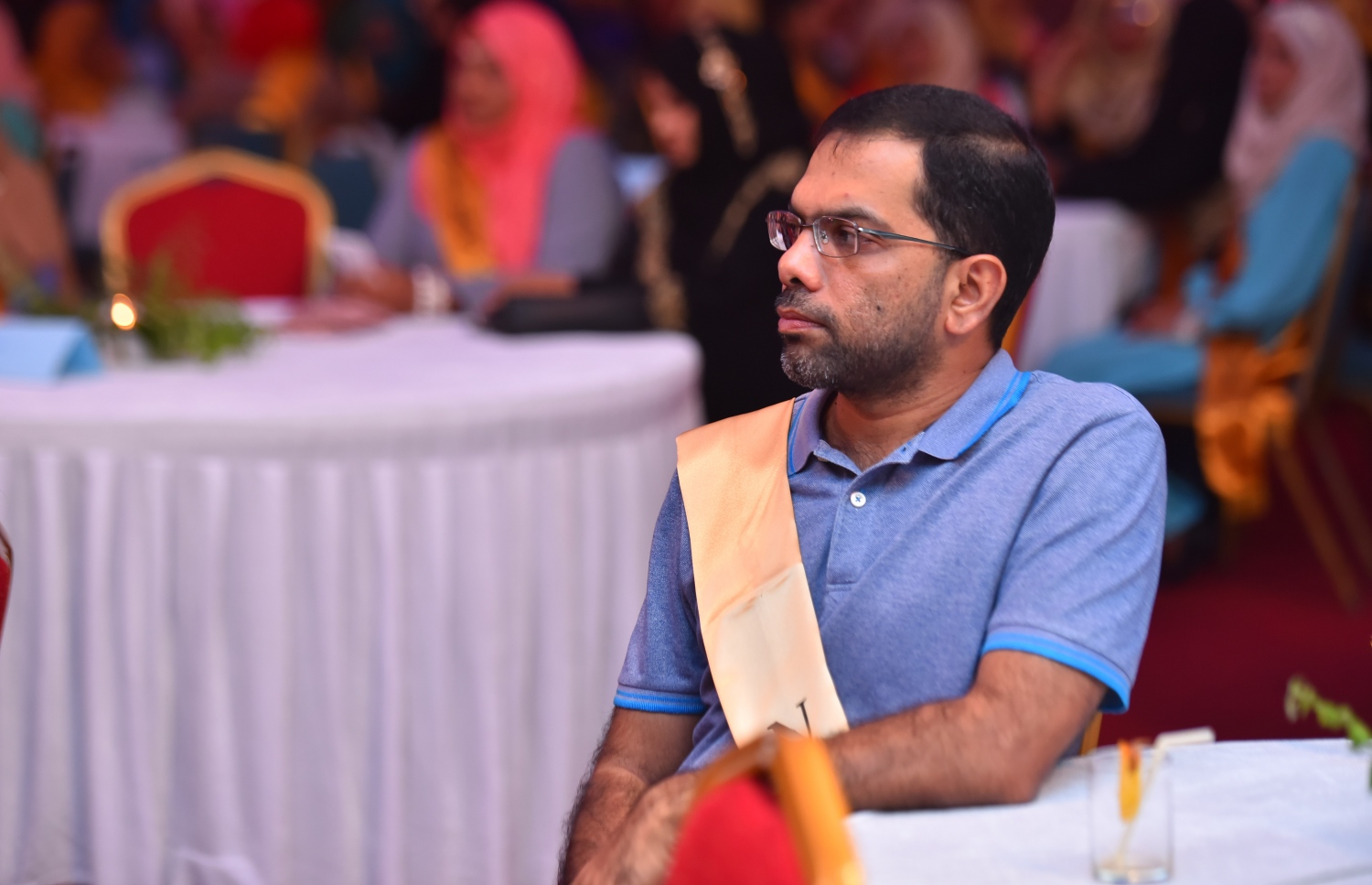 މާލެ: މޭ 12، 2017- ބައިނަލްއަގްވާމީ ނަރުހުންގެ ދުވަސް ފާހަގަކުރުމަށް ބޭއްވި ޖަލްސާގައި ހިތުގެ ޚާއްސަ ޑޮކްޓަރު އަލީ ޝަފީގް ބައިވެރިވެވަޑައިގަންނަވަނީ: މި ހަފުލާގައި ވަނީ ނަރުހުންގެ ޚިދުމަތުގައި ގިނަ ދުވަސްތަކެއް ހޭދަކުރި މީހުންގެ އަގުވަޒަންކޮށް އެ މީހުންނަށް އިނާމާއި ހަނދާނީ ފިލާ ދީފައި.---މިހާރު ފޮޓޯ: ހުސެއިން ވަހީދު