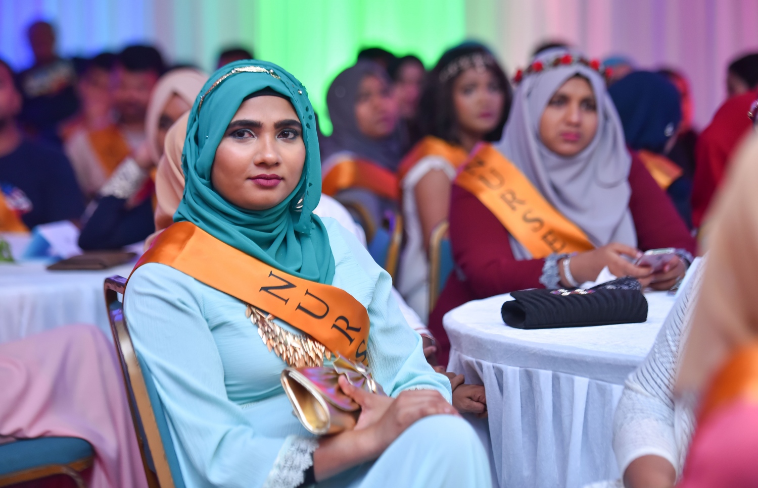 މާލެ: މޭ 12، 2017- ބައިނަލްއަގްވާމީ ނަރުހުންގެ ދުވަސް ފާހަގަކުރުމަށް ބޭއްވި ޖަލްސާގެ ތެރެއިން: މި ހަފުލާގައި ވަނީ ނަރުހުންގެ ޚިދުމަތުގައި ގިނަ ދުވަސްތަކެއް ހޭދަކުރި މީހުންގެ އަގުވަޒަންކޮށް އެ މީހުންނަށް އިނާމާއި ހަނދާނީ ފިލާ ދީފައި.---މިހާރު ފޮޓޯ: ހުސެއިން ވަހީދު