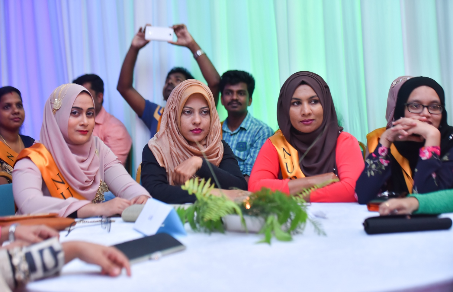 މާލެ: މޭ 12، 2017- ބައިނަލްއަގްވާމީ ނަރުހުންގެ ދުވަސް ފާހަގަކުރުމަށް ބޭއްވި ޖަލްސާގެ ތެރެއިން: މި ހަފުލާގައި ވަނީ ނަރުހުންގެ ޚިދުމަތުގައި ގިނަ ދުވަސްތަކެއް ހޭދަކުރި މީހުންގެ އަގުވަޒަންކޮށް އެ މީހުންނަށް އިނާމާއި ހަނދާނީ ފިލާ ދީފައި.---މިހާރު ފޮޓޯ: ހުސެއިން ވަހީދު