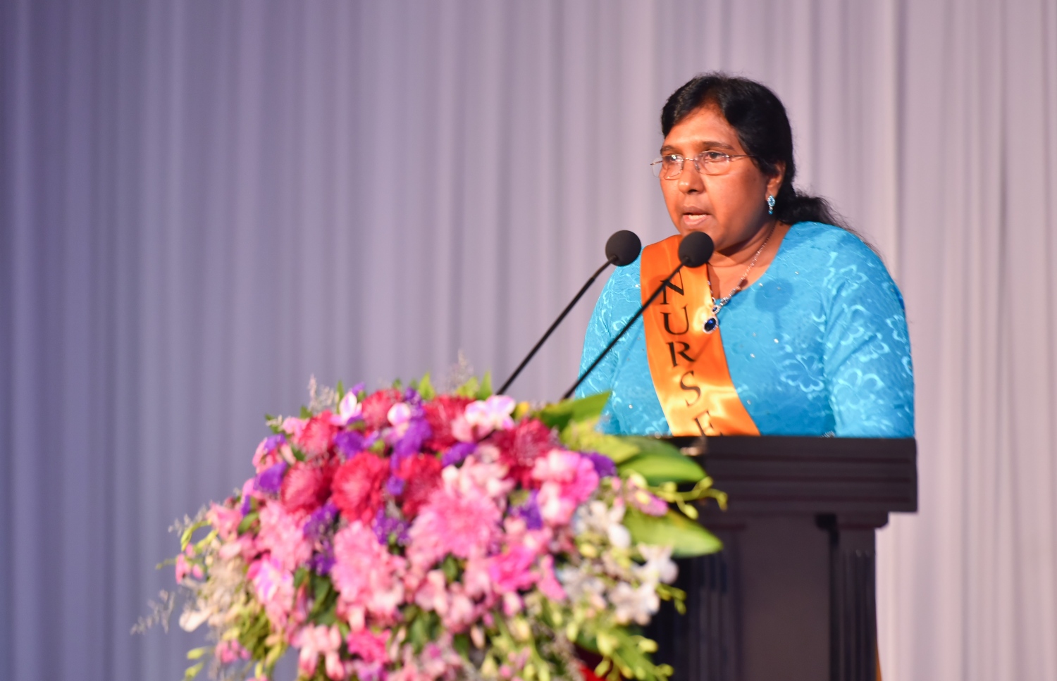 މާލެ: މޭ 12، 2017- ބައިނަލްއަގްވާމީ ނަރުހުންގެ ދުވަސް ފާހަގަކުރުމަށް ބޭއްވި ޖަލްސާގެ ތެރެއިން: މި ހަފުލާގައި ވަނީ ނަރުހުންގެ ޚިދުމަތުގައި ގިނަ ދުވަސްތަކެއް ހޭދަކުރި މީހުންގެ އަގުވަޒަންކޮށް އެ މީހުންނަށް އިނާމާއި ހަނދާނީ ފިލާ ދީފައި.---މިހާރު ފޮޓޯ: ހުސެއިން ވަހީދު