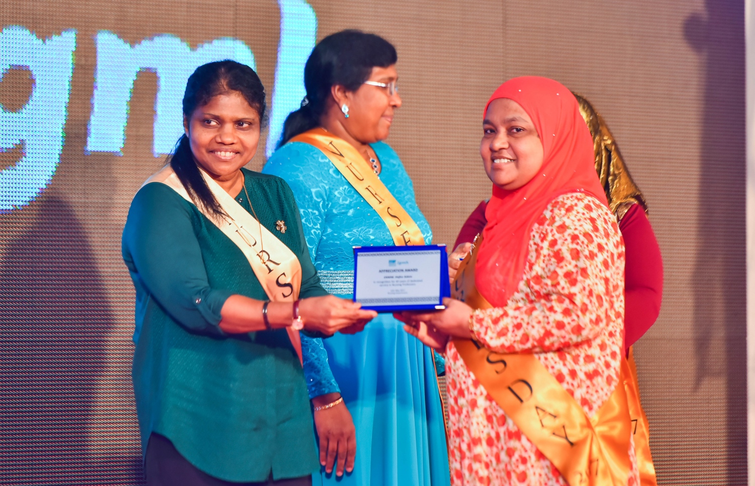 މާލެ: މޭ 12، 2017- ބައިނަލްއަގްވާމީ ނަރުހުންގެ ދުވަސް ފާހަގަކުރުމަށް ބޭއްވި ޖަލްސާގެ ތެރެއިން: މި ހަފުލާގައި ވަނީ ނަރުހުންގެ ޚިދުމަތުގައި ގިނަ ދުވަސްތަކެއް ހޭދަކުރި މީހުންގެ އަގުވަޒަންކޮށް އެ މީހުންނަށް އިނާމާއި ހަނދާނީ ފިލާ ދީފައި.---މިހާރު ފޮޓޯ: ހުސެއިން ވަހީދު