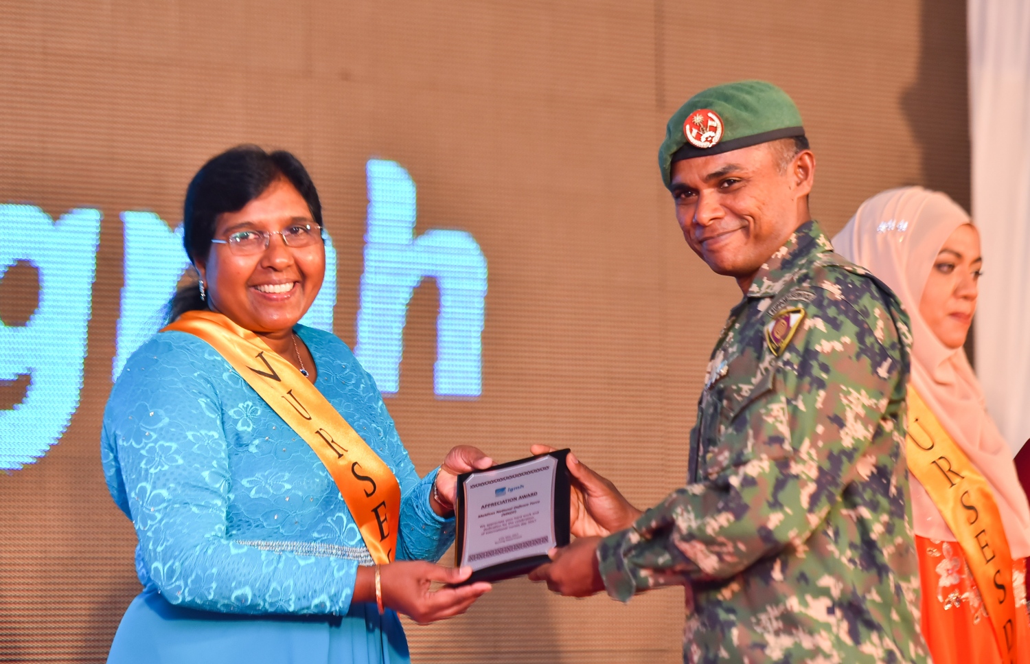 މާލެ: މޭ 12، 2017- ބައިނަލްއަގްވާމީ ނަރުހުންގެ ދުވަސް ފާހަގަކުރުމަށް ބޭއްވި ޖަލްސާގެ ތެރެއިން: މި ހަފުލާގައި ވަނީ ނަރުހުންގެ ޚިދުމަތުގައި ގިނަ ދުވަސްތަކެއް ހޭދަކުރި މީހުންގެ އަގުވަޒަންކޮށް އެ މީހުންނަށް އިނާމާއި ހަނދާނީ ފިލާ ދީފައި.---މިހާރު ފޮޓޯ: ހުސެއިން ވަހީދު