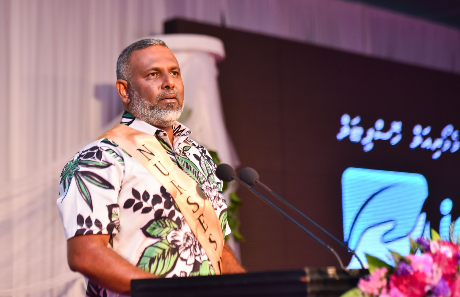 މާލެ: މޭ 12، 2017- ބައިނަލްއަގްވާމީ ނަރުހުންގެ ދުވަސް ފާހަގަކުރުމަށް ބޭއްވި ޖަލްސާގައި އައިޖީއެމްއެޗްގެ ސީއީއޯ ފަރުހަތު ޝަހީރު ވާހަކަ ދައްކަވަނީ: މި ހަފުލާގައި ވަނީ ނަރުހުންގެ ޚިދުމަތުގައި ގިނަ ދުވަސްތަކެއް ހޭދަކުރި މީހުންގެ އަގުވަޒަންކޮށް އެ މީހުންނަށް އިނާމާއި ހަނދާނީ ފިލާ ދީފައި.---މިހާރު ފޮޓޯ: ހުސެއިން ވަހީދު