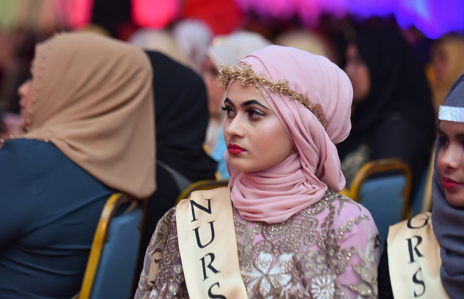 މާލެ: މޭ 12، 2017- ބައިނަލްއަގްވާމީ ނަރުހުންގެ ދުވަސް ފާހަގަކުރުމަށް ބޭއްވި ޖަލްސާގެ ތެރެއިން: މި ހަފުލާގައި ވަނީ ނަރުހުންގެ ޚިދުމަތުގައި ގިނަ ދުވަސްތަކެއް ހޭދަކުރި މީހުންގެ އަގުވަޒަންކޮށް އެ މީހުންނަށް އިނާމާއި ހަނދާނީ ފިލާ ދީފައި.---މިހާރު ފޮޓޯ: ހުސެއިން ވަހީދު