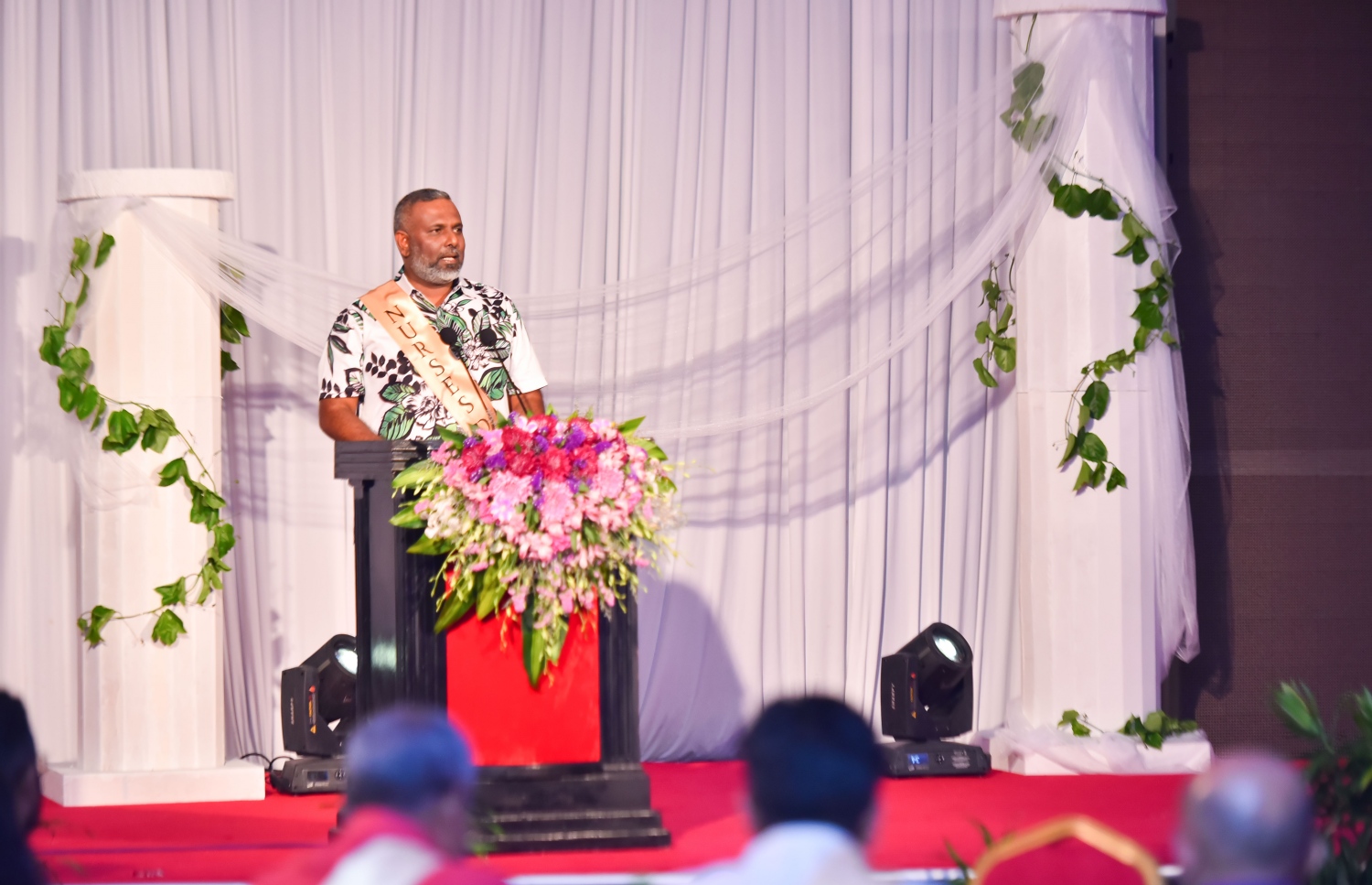 މާލެ: މޭ 12، 2017- ބައިނަލްއަގްވާމީ ނަރުހުންގެ ދުވަސް ފާހަގަކުރުމަށް ބޭއްވި ޖަލްސާގައި އައިޖީއެމްއެޗްގެ ސީއީއޯ ފަރުހަތު ޝަހީރު ވާހަކަ ދައްކަވަނީ: މި ހަފުލާގައި ވަނީ ނަރުހުންގެ ޚިދުމަތުގައި ގިނަ ދުވަސްތަކެއް ހޭދަކުރި މީހުންގެ އަގުވަޒަންކޮށް އެ މީހުންނަށް އިނާމާއި ހަނދާނީ ފިލާ ދީފައި.---މިހާރު ފޮޓޯ: ހުސެއިން ވަހީދު