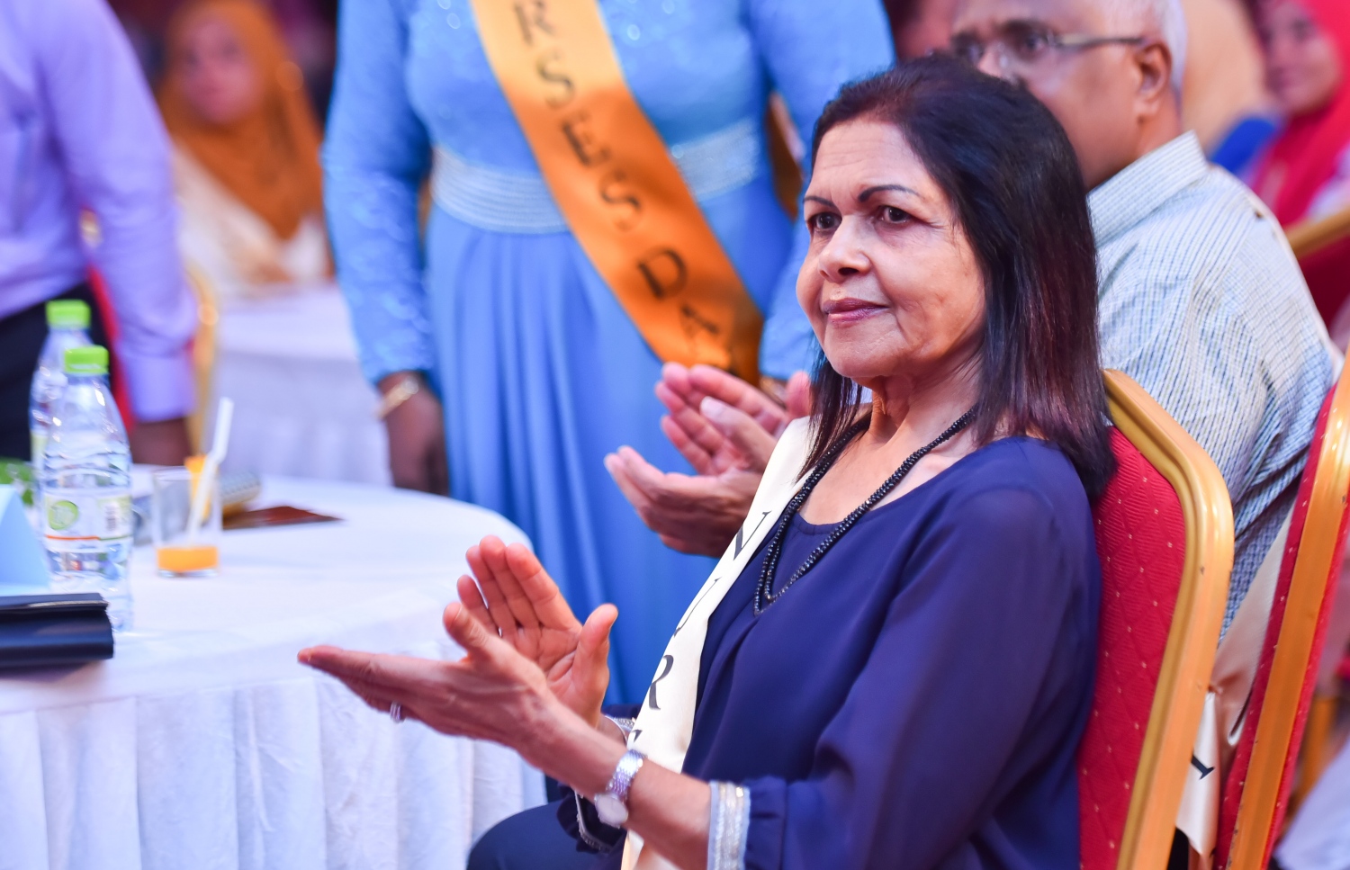 މާލެ: މޭ 12، 2017- ބައިނަލްއަގްވާމީ ނަރުހުންގެ ދުވަސް ފާހަގަކުރުމަށް ބޭއްވި ޖަލްސާގައި ކުރީގެ މިނިސްޓަރު އަނީސާ އަހުމަދު ބައިވެރިވެވަޑައިގަންނަވަނީ: މި ހަފުލާގައި ވަނީ ނަރުހުންގެ ޚިދުމަތުގައި ގިނަ ދުވަސްތަކެއް ހޭދަކުރި މީހުންގެ އަގުވަޒަންކޮށް އެ މީހުންނަށް އިނާމާއި ހަނދާނީ ފިލާ ދީފައި.---މިހާރު ފޮޓޯ: ހުސެއިން ވަހީދު