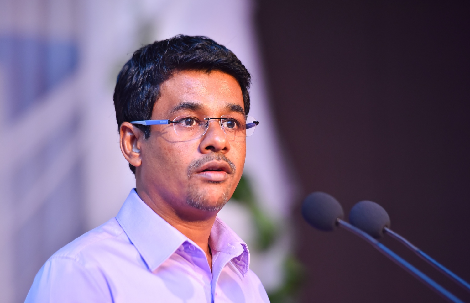 މާލެ: މޭ 12، 2017- ބައިނަލްއަގްވާމީ ނަރުހުންގެ ދުވަސް ފާހަގަކުރުމަށް ބޭއްވި ޖަލްސާގައި ހެލްތު މިނިސްޓަރު ނާޒިމް ވާހަކަ ދައްކަވަނީ: މި ހަފުލާގައި ވަނީ ނަރުހުންގެ ޚިދުމަތުގައި ގިނަ ދުވަސްތަކެއް ހޭދަކުރި މީހުންގެ އަގުވަޒަންކޮށް އެ މީހުންނަށް އިނާމާއި ހަނދާނީ ފިލާ ދީފައި.---މިހާރު ފޮޓޯ: ހުސެއިން ވަހީދު