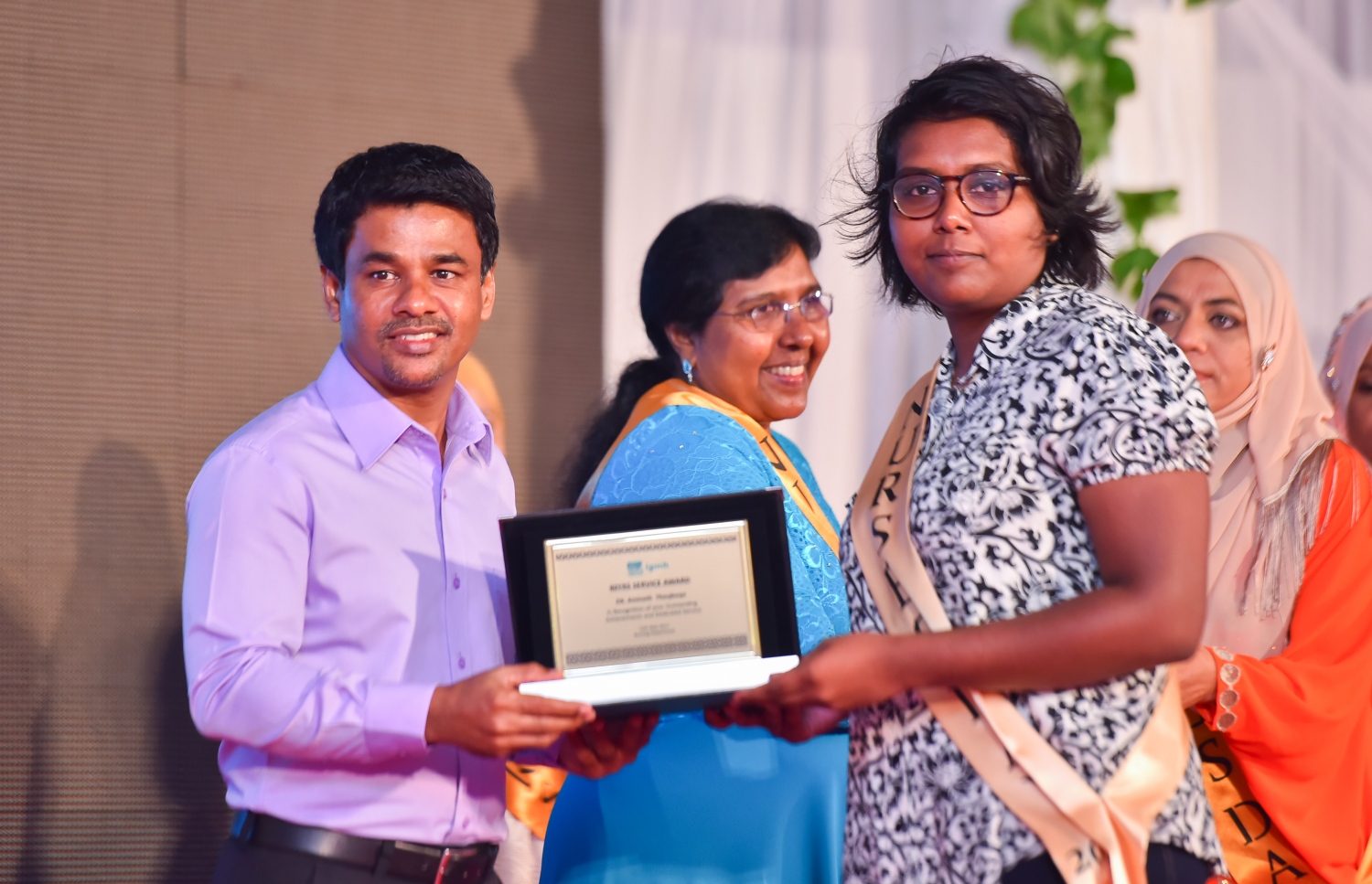 މާލެ: މޭ 12، 2017- ބައިނަލްއަގްވާމީ ނަރުހުންގެ ދުވަސް ފާހަގަކުރުމަށް ބޭއްވި ޖަލްސާގެ ތެރެއިން: މި ހަފުލާގައި ވަނީ ނަރުހުންގެ ޚިދުމަތުގައި ގިނަ ދުވަސްތަކެއް ހޭދަކުރި މީހުންގެ އަގުވަޒަންކޮށް އެ މީހުންނަށް އިނާމާއި ހަނދާނީ ފިލާ ދީފައި.---މިހާރު ފޮޓޯ: ހުސެއިން ވަހީދު