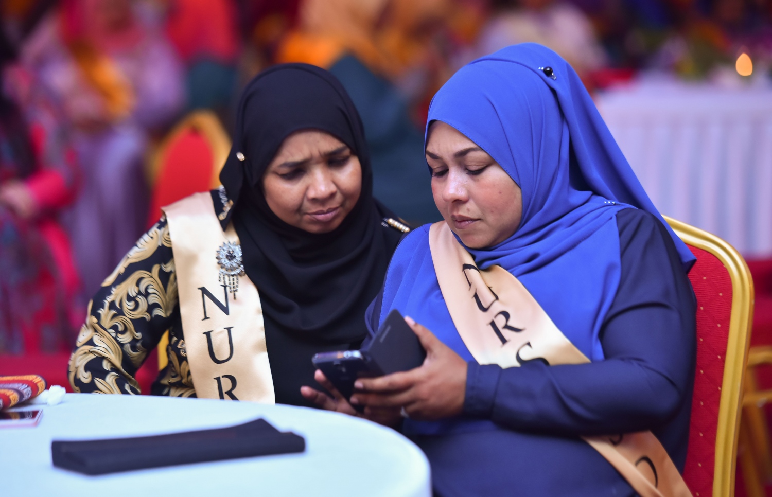 މާލެ: މޭ 12، 2017- ބައިނަލްއަގްވާމީ ނަރުހުންގެ ދުވަސް ފާހަގަކުރުމަށް ބޭއްވި ޖަލްސާގެ ތެރެއިން: މި ހަފުލާގައި ވަނީ ނަރުހުންގެ ޚިދުމަތުގައި ގިނަ ދުވަސްތަކެއް ހޭދަކުރި މީހުންގެ އަގުވަޒަންކޮށް އެ މީހުންނަށް އިނާމާއި ހަނދާނީ ފިލާ ދީފައި.---މިހާރު ފޮޓޯ: ހުސެއިން ވަހީދު