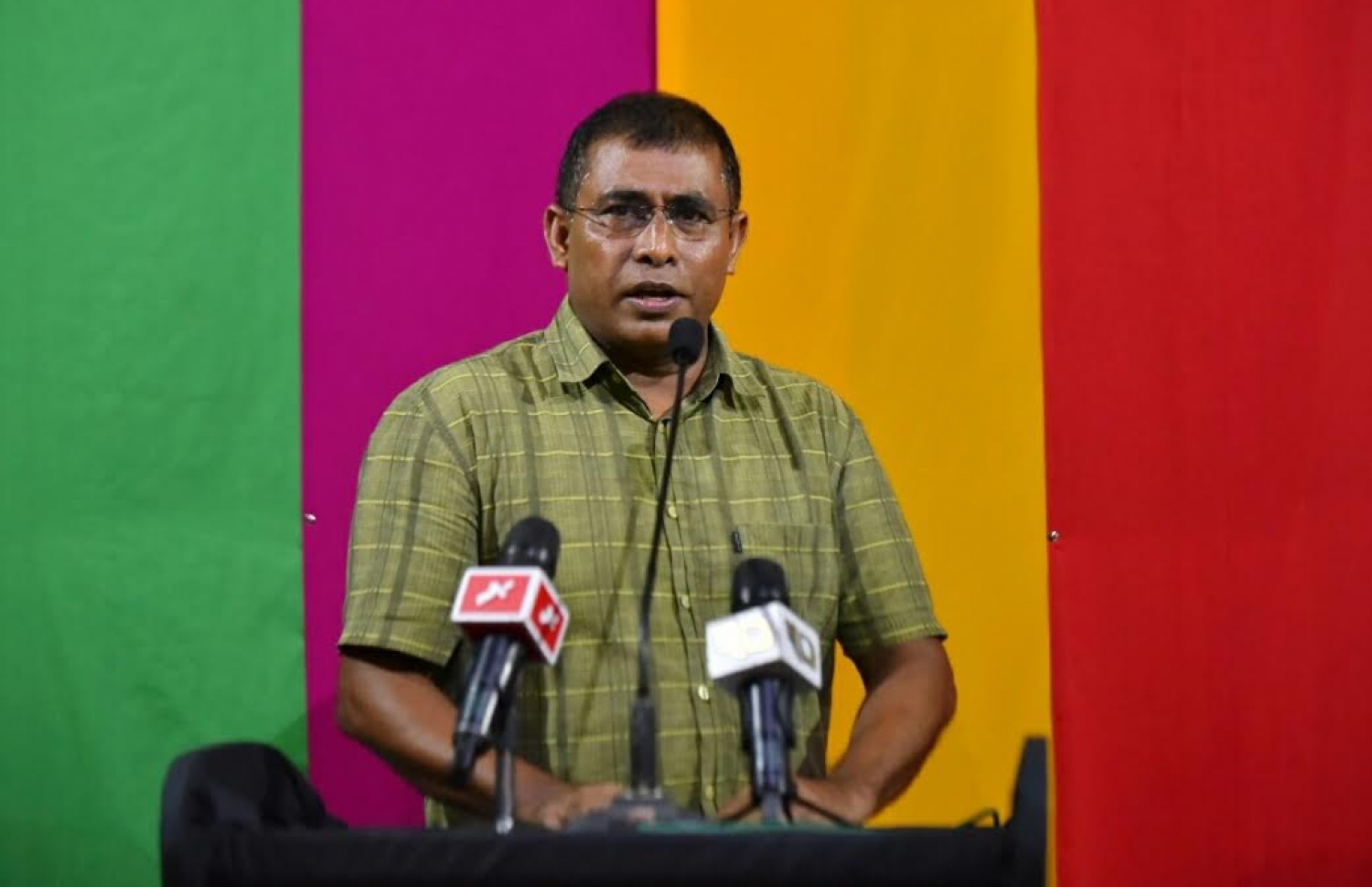އިދިކޮޅު ޕާޓީތަކުން މިރޭ އެމްޑީޕީގެ ހަރުގޭގައި ބޭއްވި ޖަލްސާގައި ކެލާ ދާއިރާގެ ކުރީގެ މެމްބަރު ޑރ. މައުސޫމް ވާހަކަދައްކަވަނީ.---މިހާރު ފޮޓޯ: ހުސެއިން ވަހީދު