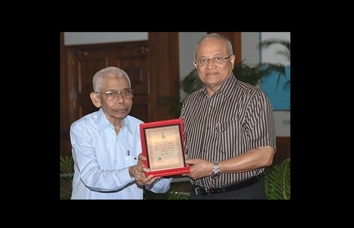 ސަރުކާރަށް 50 އަހަރަށް ވުރެ ގިނަ ދުވަގު ހިދުމަތްކުރެއްވި ބޭފުޅުންނަށް ދެއްވި ހަނދާނީ ފިލާ ސައިކުރާ އިބްރާހިމް ނައީމަށް (ވ) ރައީސް މައުމޫން އަރުވަނީ. --ފައިލް ފޮޓޯ