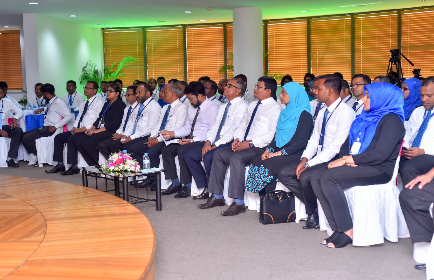 ސްޓެލްކޯގެ އިންޖީނުގެތަކުގެ ވެރިންނަށް އަމާޒުކޮށްގެން މިއަދު ފެށި މަހާސިންތާ ހުޅުވުމުގެ ރަސްމިއްޔާތުގައި ހޯމް މިނިސްޓަރާއި އެ ކުންފުނީގެ އިސްވެރިން ބައިވެރިވެވަޑައިގަންނަވަނީ. ފޮޓޯ: ހުސެއިން ވަހީދު /މިހާރު