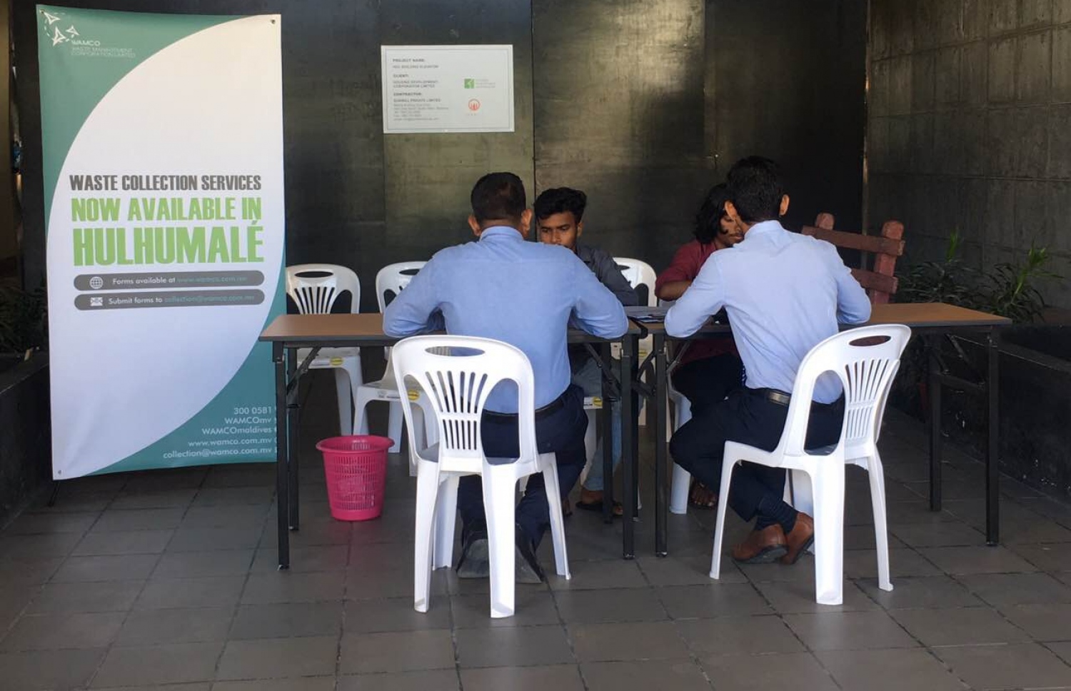 ކުނި އުކާލުމުގެ ހިދުމަތް ބޭނުންވާ މީހުން ރަޖިސްޓްރީވުމަށް އެޗްޑީސީގައި ބެހެއްޓި ޑެސްކެއް. - ފޮޓޯ: މިހާރު