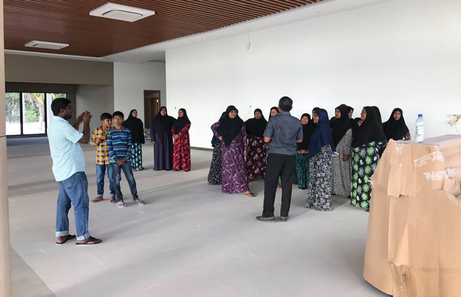 ކުޑަހުވަދޫގައި ހެދި އެއާޕޯޓު އެ ރަށުގެ އާއްމުންނަށް ދައްކާލަނީ: އެންމެ ޒަމާނީ ވަސީލަތްތަކާއެކު ހެދި އެއާޕޯޓް ހަފުތާއެއްހާ ދުވަހުގެ ތެރޭގައި ހުޅުވާނެ ކަމަށް ބުނޭ. ފޮޓޯ: ދާލު އެއާޕޯޓް