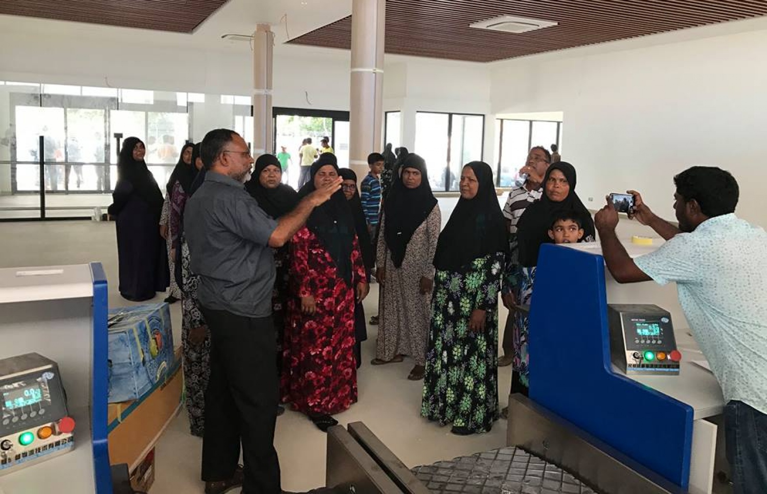 ކުޑަހުވަދޫގައި ހެދި އެއާޕޯޓުގެ ޑިޕާޗާ ހޯލު އެ ރަށުގެ އާއްމުންނަށް ދައްކާލަނީ: އެންމެ ޒަމާނީ ވަސީލަތްތަކާއެކު ހެދި އެއާޕޯޓް ހަފުތާއެއްހާ ދުވަހުގެ ތެރޭގައި ހުޅުވާނެ ކަމަށް ބުނޭ. ފޮޓޯ: ދާލު އެއާޕޯޓް