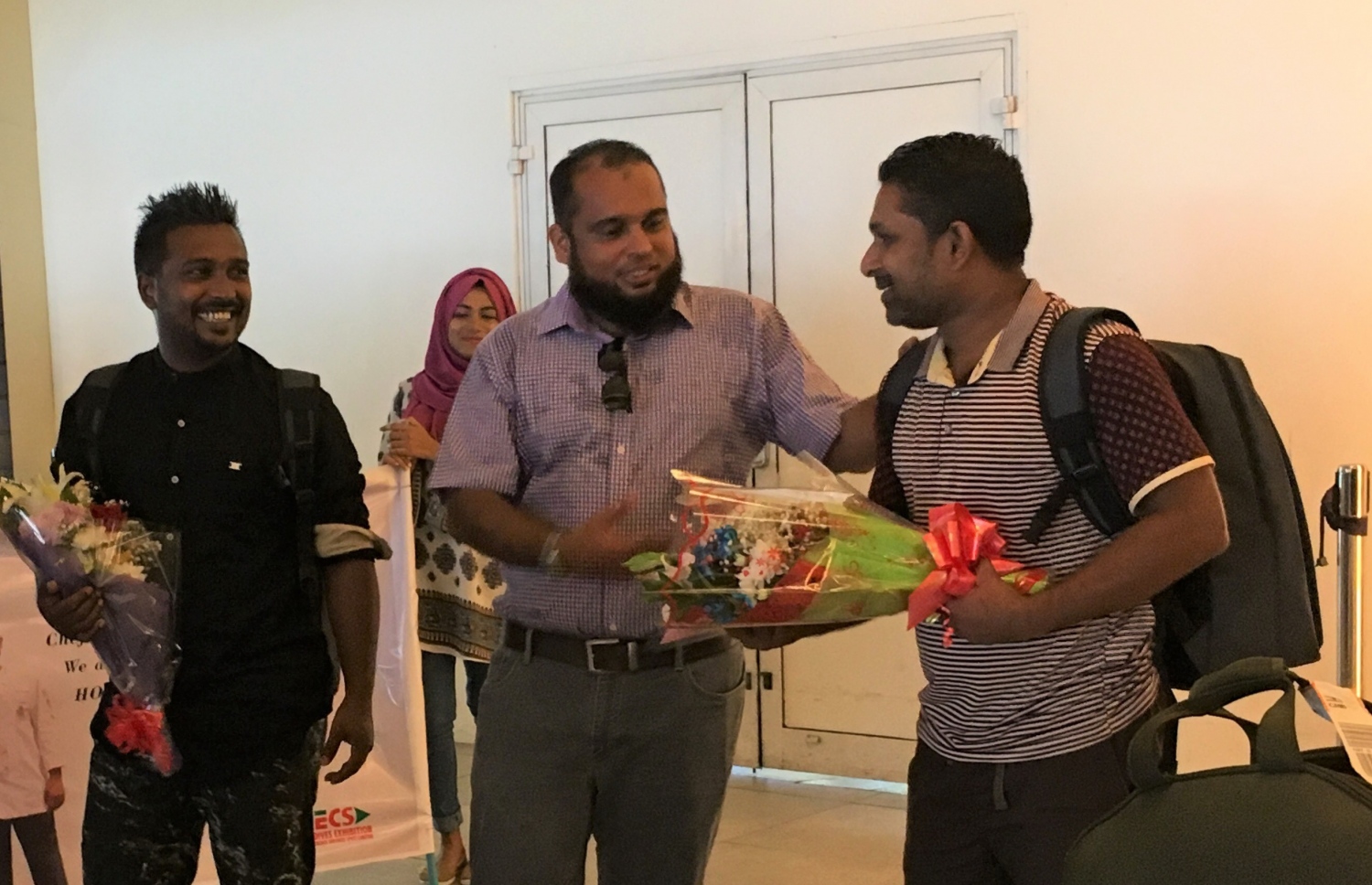 ބީބީއެމް ގެ ޖެނެރަލް މެނޭޖާ ވެލާނާ އިންޓާނޭޝަނަލް އެއާޕޯޓުގައި ޝެފް ނަސީރާއި ފަތީނަށް މަރުހަބާ ކިޔަނީ. ފޮޓޯ: ޖާދުﷲ ތައުފީގް