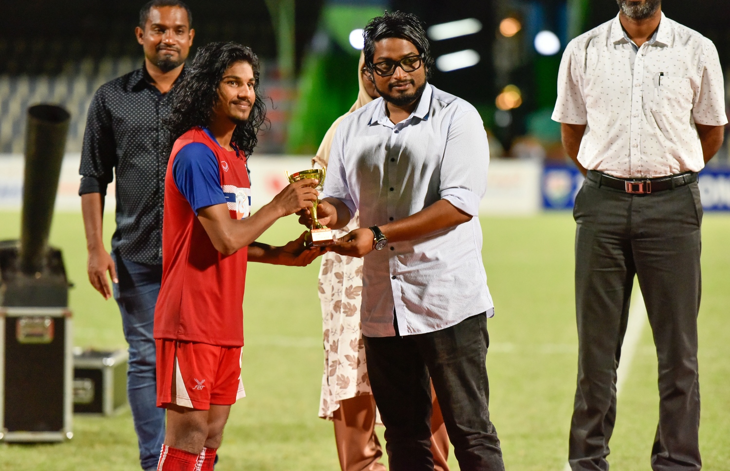 މުބާރާތުގެ މޮޅު ކުޅުންތެރިއާ ހާއްޕެ (ވ)އާ އެފްއޭއެމްގެ ރައީސް ބައްސާމް ޓްރޮފީ ހަވާލުކުރަނީ.-- ފޮޓޯ: ނިޝާން އަލީ/ މިހާރު