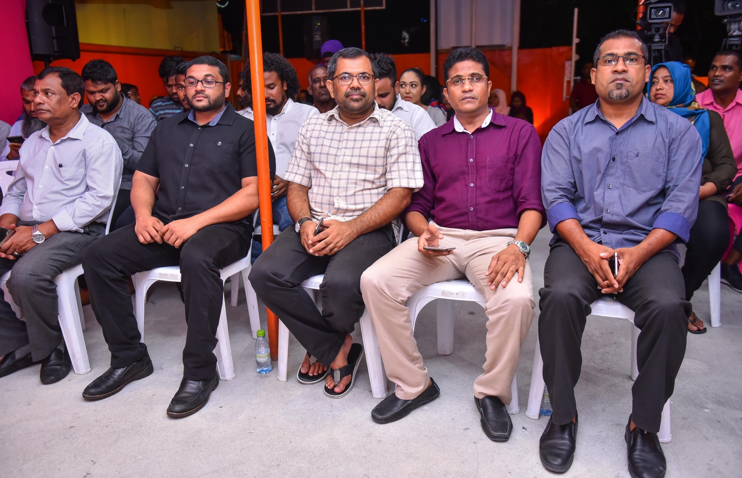 މާލެ، މޭ 14، 2017- ޕީޕީއެމް ކޯލިޝަނުން އެމްޑީއޭގެ ޖަގަހައިގައި ބޭއްވި ޖަލްސާގައި އެ ޕާޓީގެ ބައެއް އިސްވެރިން ބައިވެރިވެވަޑައިގަންނަވަނީ.--މިހާރު ފޮޓޯ: ހުސެއިން ވަހީދު