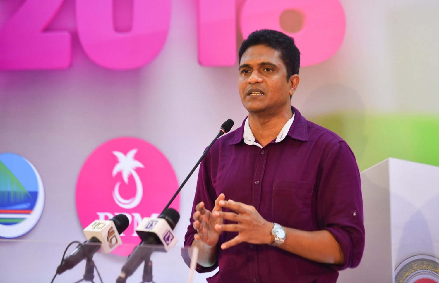 މާލެ، މޭ 14، 2017- ޕީޕީއެމް ކޯލިޝަނުން އެމްޑީއޭގެ ޖަގަހައިގައި ބޭއްވި ޖަލްސާގައި އެ ޕާޓީގެ ޕާލަމެންޓްރީ ގުރޫޕުގެ ލީޑަރު އަހުމަދު ނިހާން ވާހަކަ ދައްކަވަނީ.---މިހާރު ފޮޓޯ: ހުސެއިން ވަހީދު