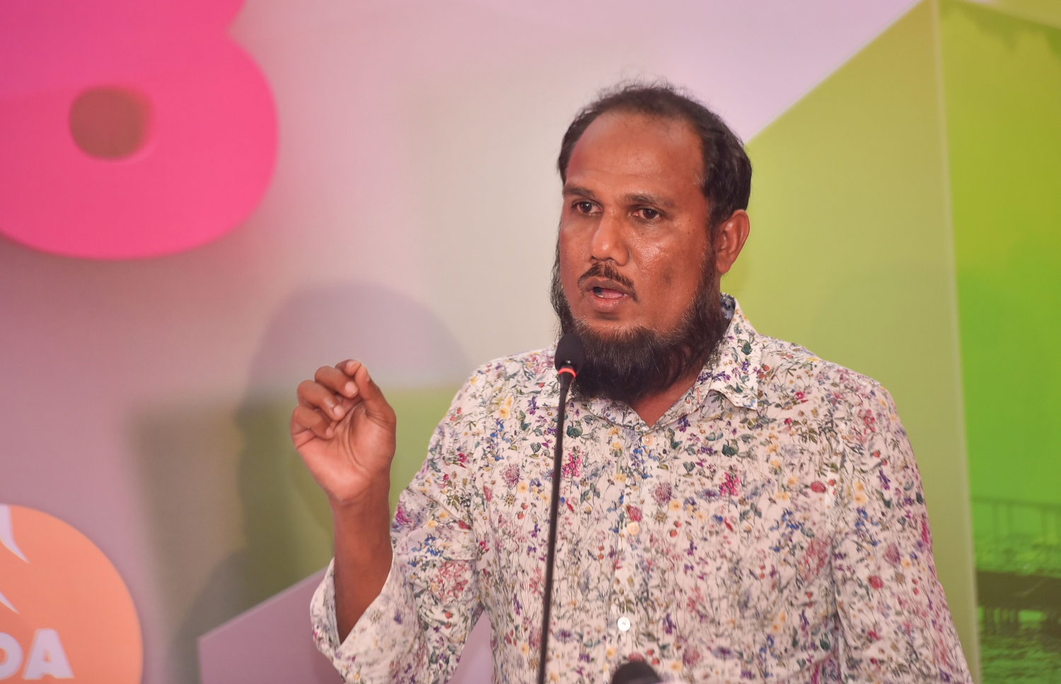 މާލެ، މޭ 14، 2017- ޕީޕީއެމް ކޯލިޝަނުން އެމްޑީއޭގެ ޖަގަހައިގައި ބޭއްވި ޖަލްސާގައި އެ ކޯލިޝަންގައި ހިމެނޭ އެމްޑީއޭގެ ނައިބު ރައީސް އަލީ މައުރޫފް ވާހަކަ ދައްކަވަނީ.---މިހާރު ފޮޓޯ: ހުސެއިން ވަހީދު